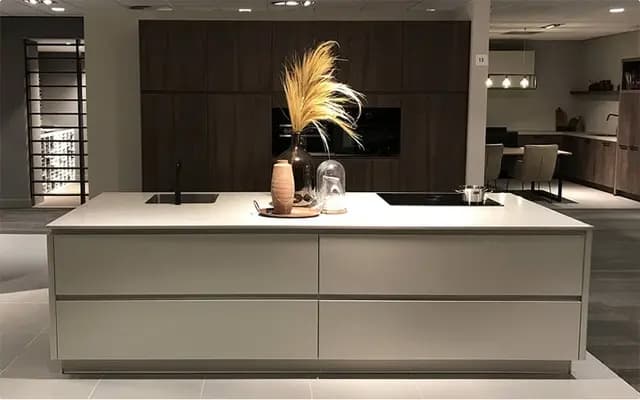 Eilandkeuken-met-houten-kastenwand