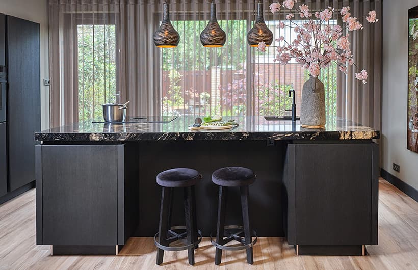Tulp-woonkeuken-zwart-met-kookeiland-en-bar.jpg