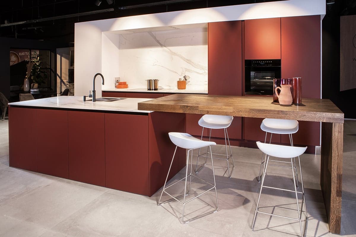 Tulp-Indian-Red-eilandkeuken-met-bar