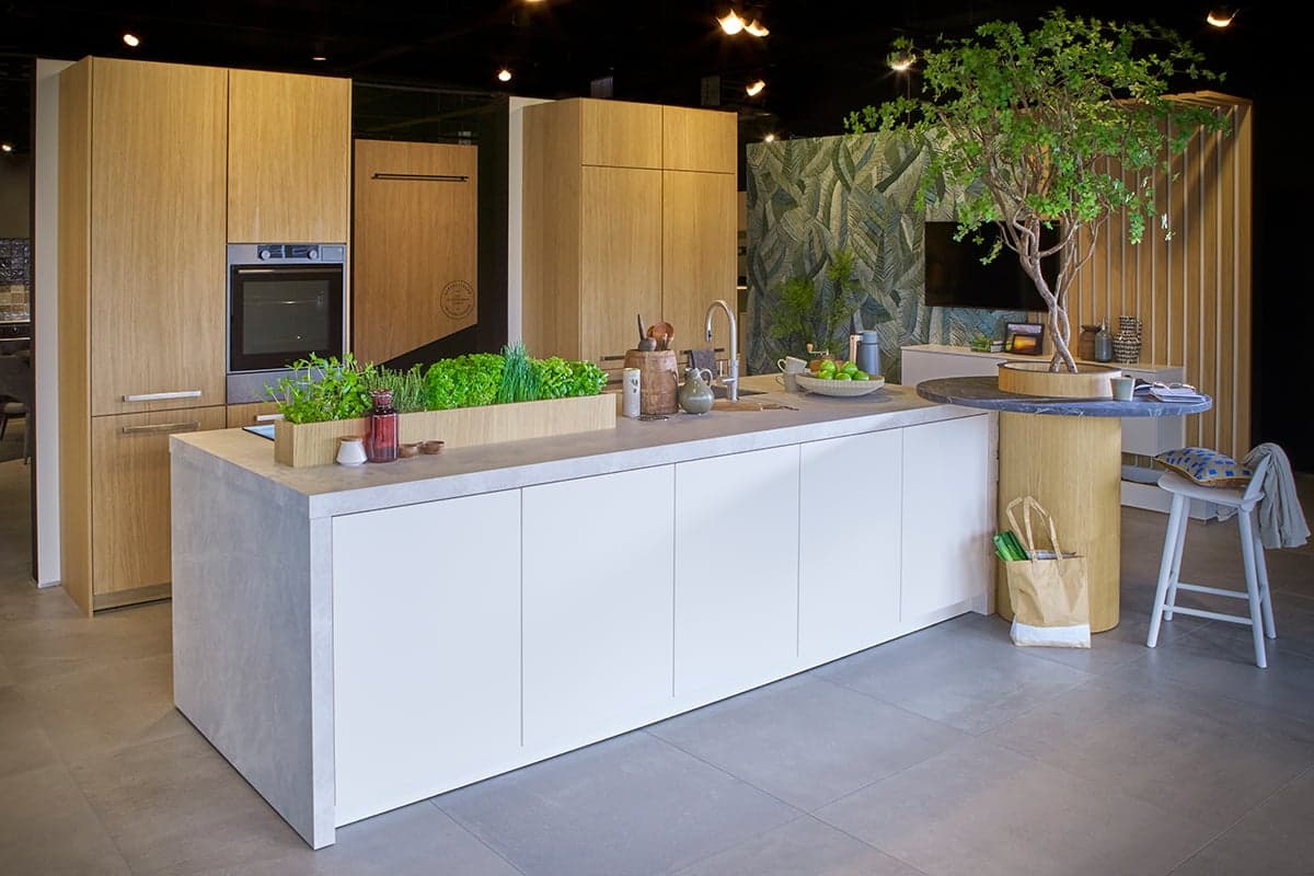 Tulp-Parelwit-eilandkeuken-met-licht-hout