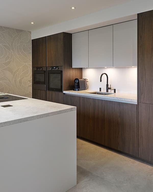 Donkerbruine-keuken-met-houtnerf-front-kastenwand-en-kookeiland