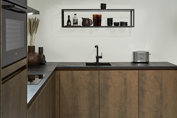 Bronzen-hoekkeuken-met-matzwarte-details