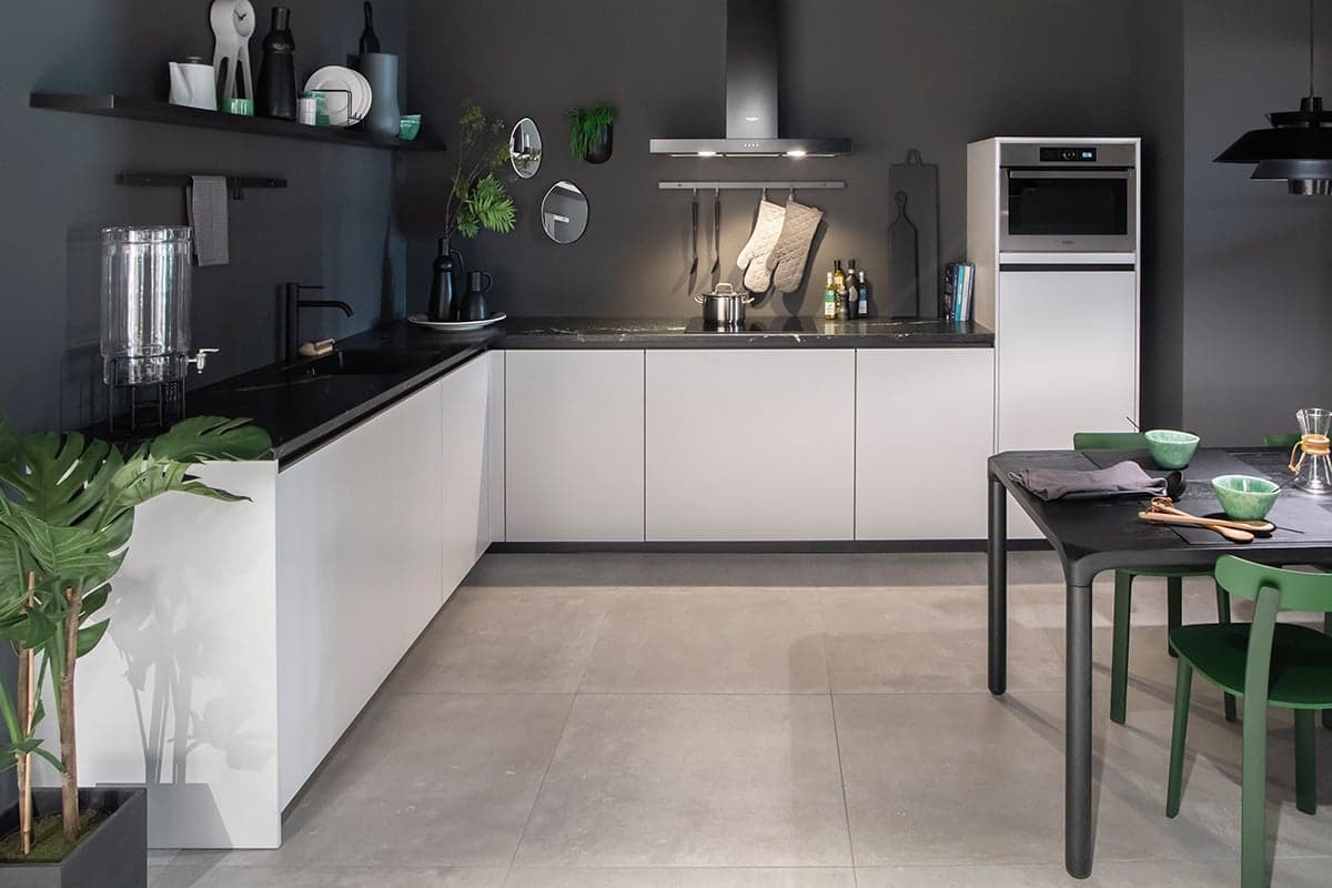 Tulp-Lichtgrijs-hoekkeuken-zwart-met-wit