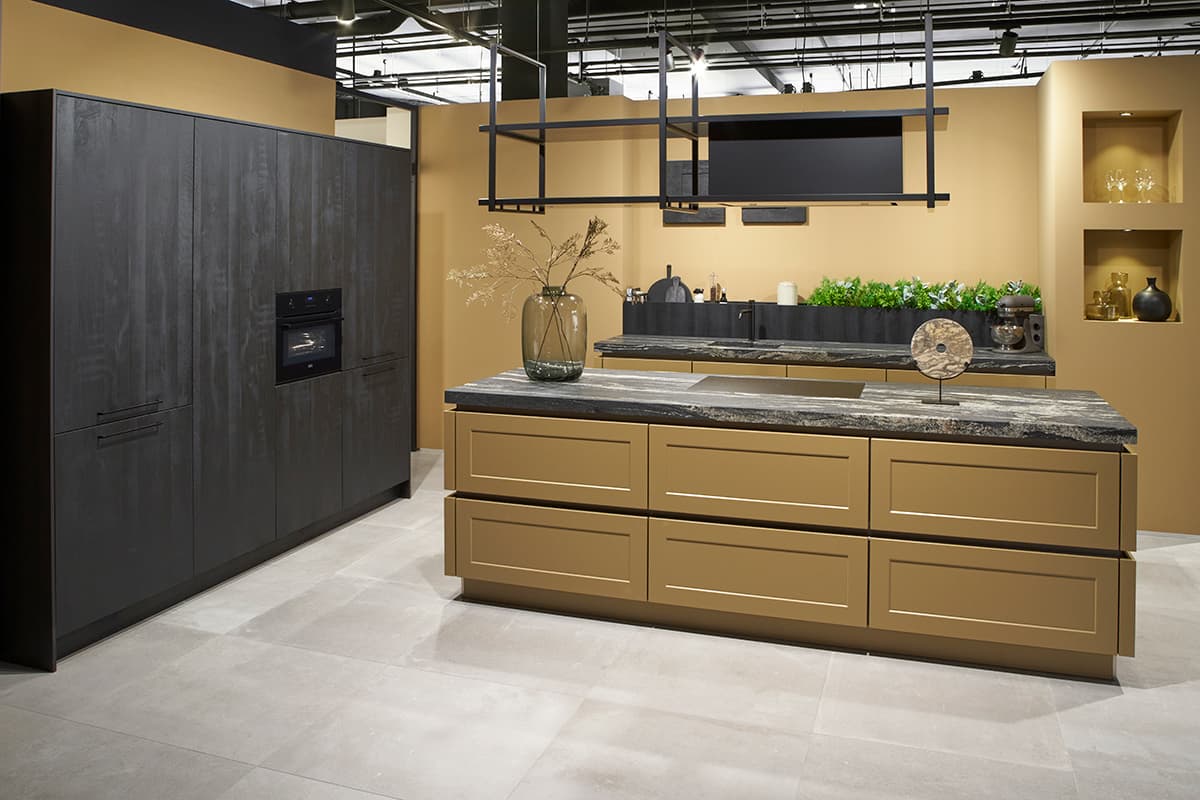 Tulp-Lotus-eilandkeuken-met-kastenwand