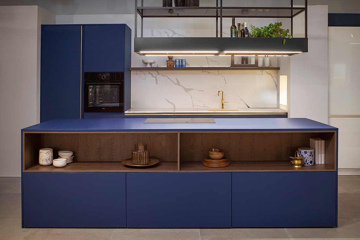Tulp-Nightblue-eilandkeuken-met-nis-in-kookeiland