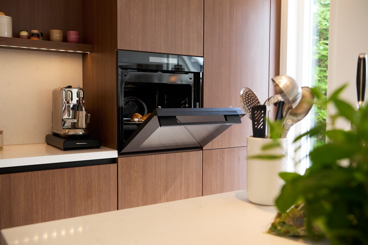 Binnenkijker Tulp Mack Terneuzen-8644 (1).jpg Donkerhouten keuken met zwarte oven