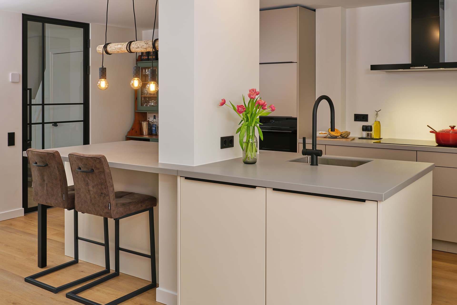 Beige keuken met kookeiland