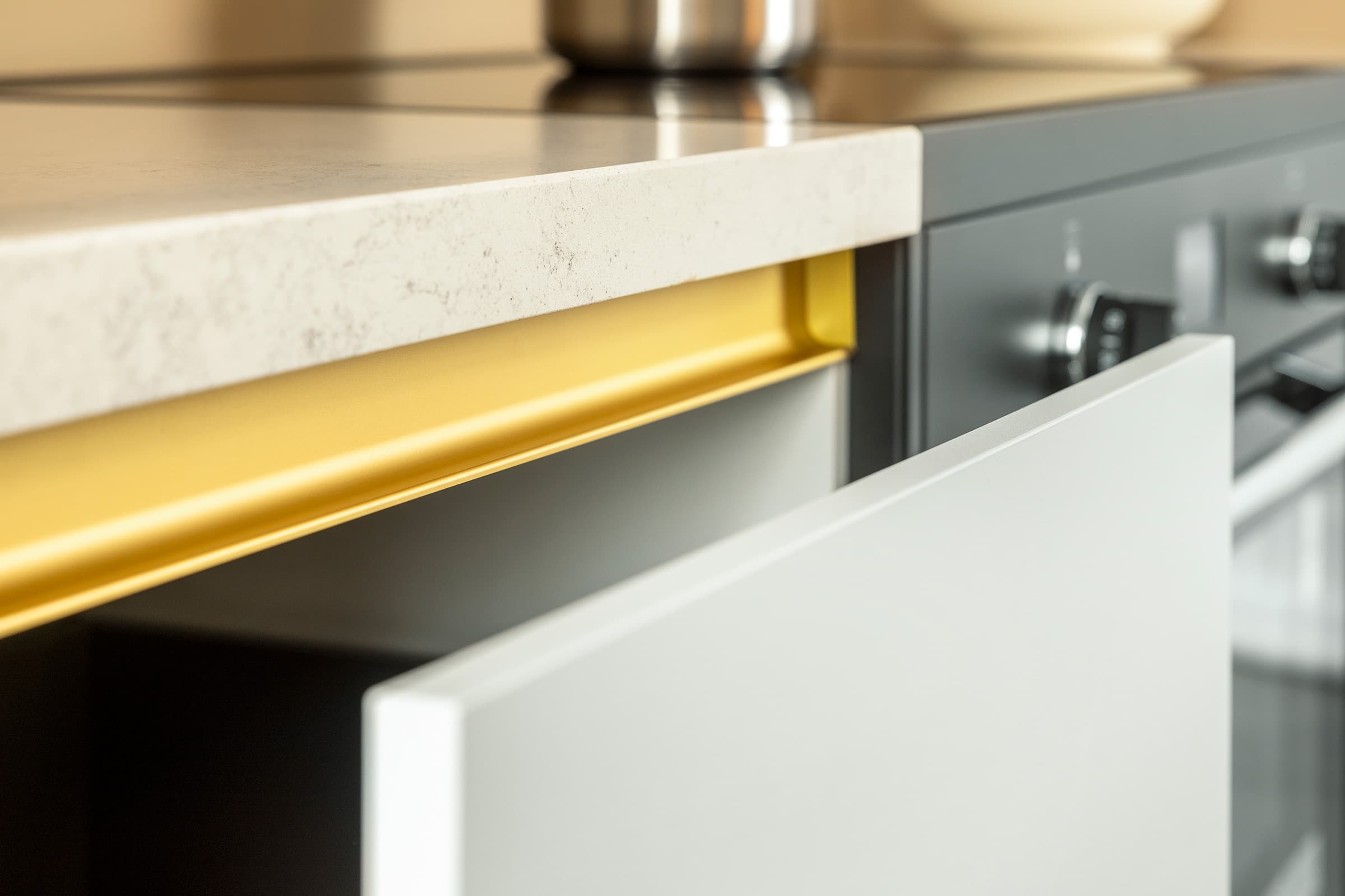 Greeploze keuken met gouden greeplijst