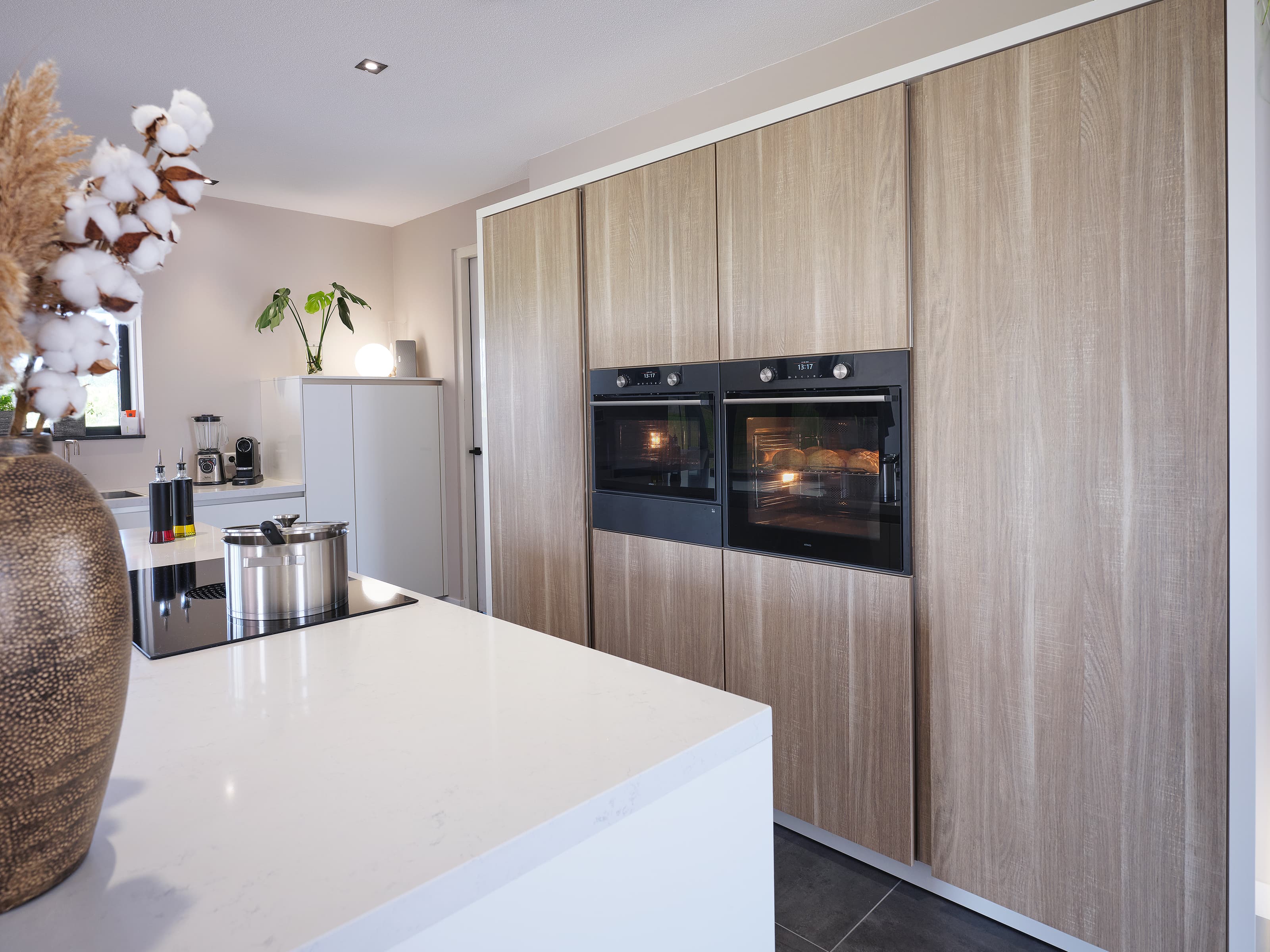 Kastenwand met licht houten fronten