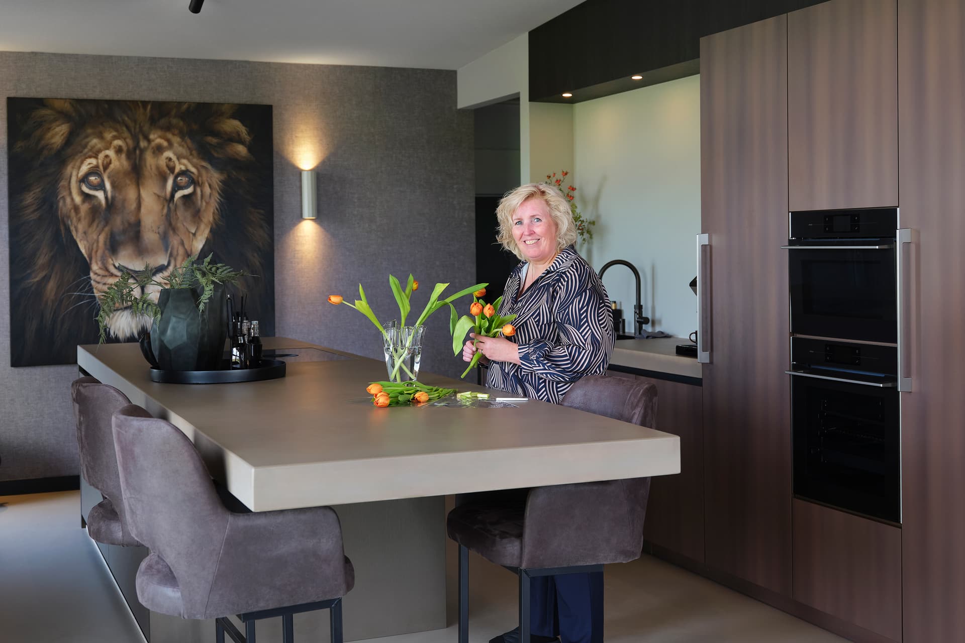Klant-in-ruime-keuken-met-kookeiland-met-bar.jpg