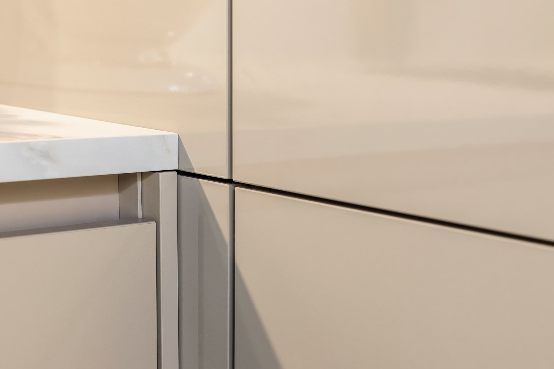 Kooi-10-TULP_Groningen-Details-3.jpg Detail hoogglans beige fronten