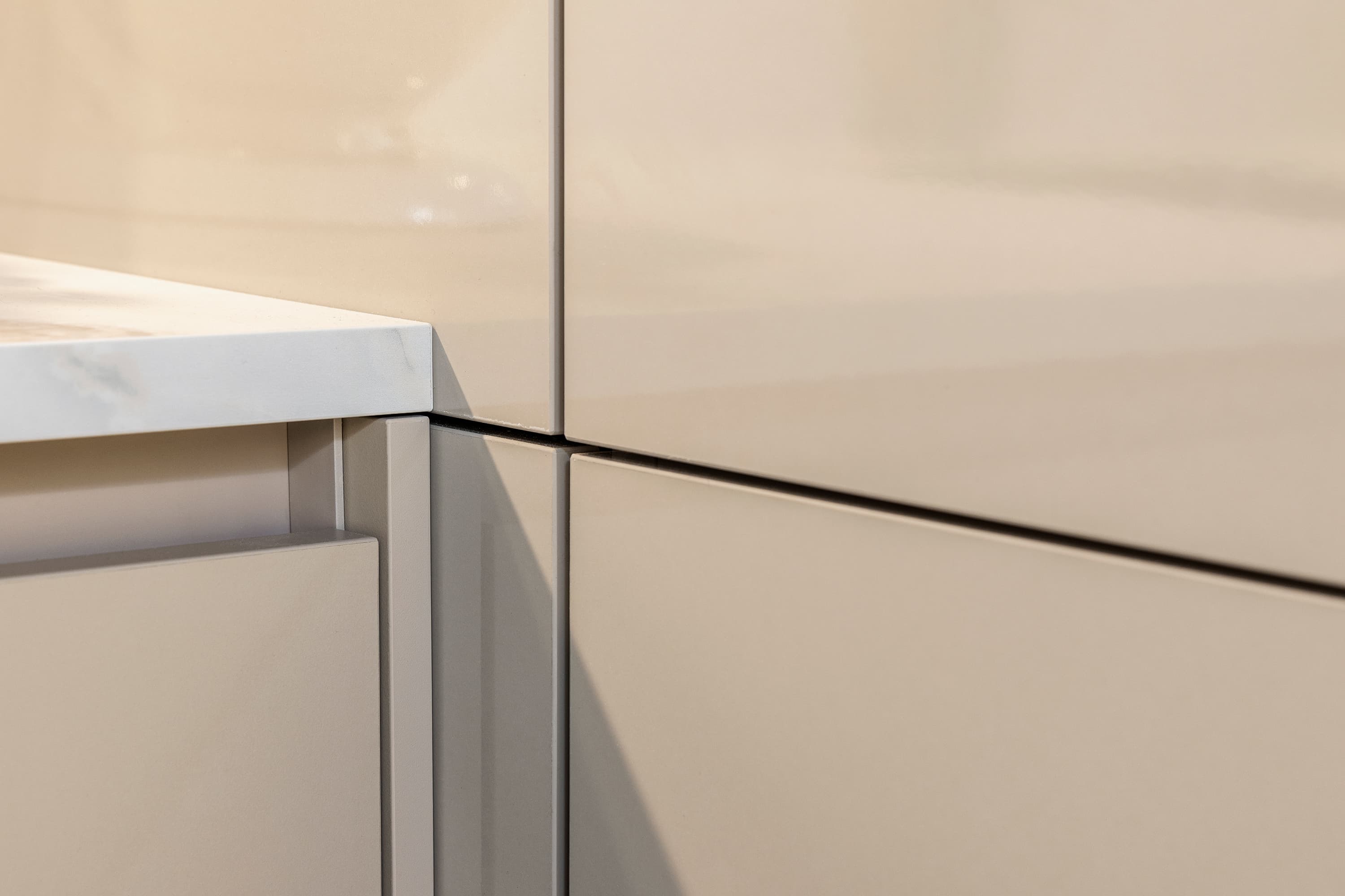 Detail hoogglans beige fronten