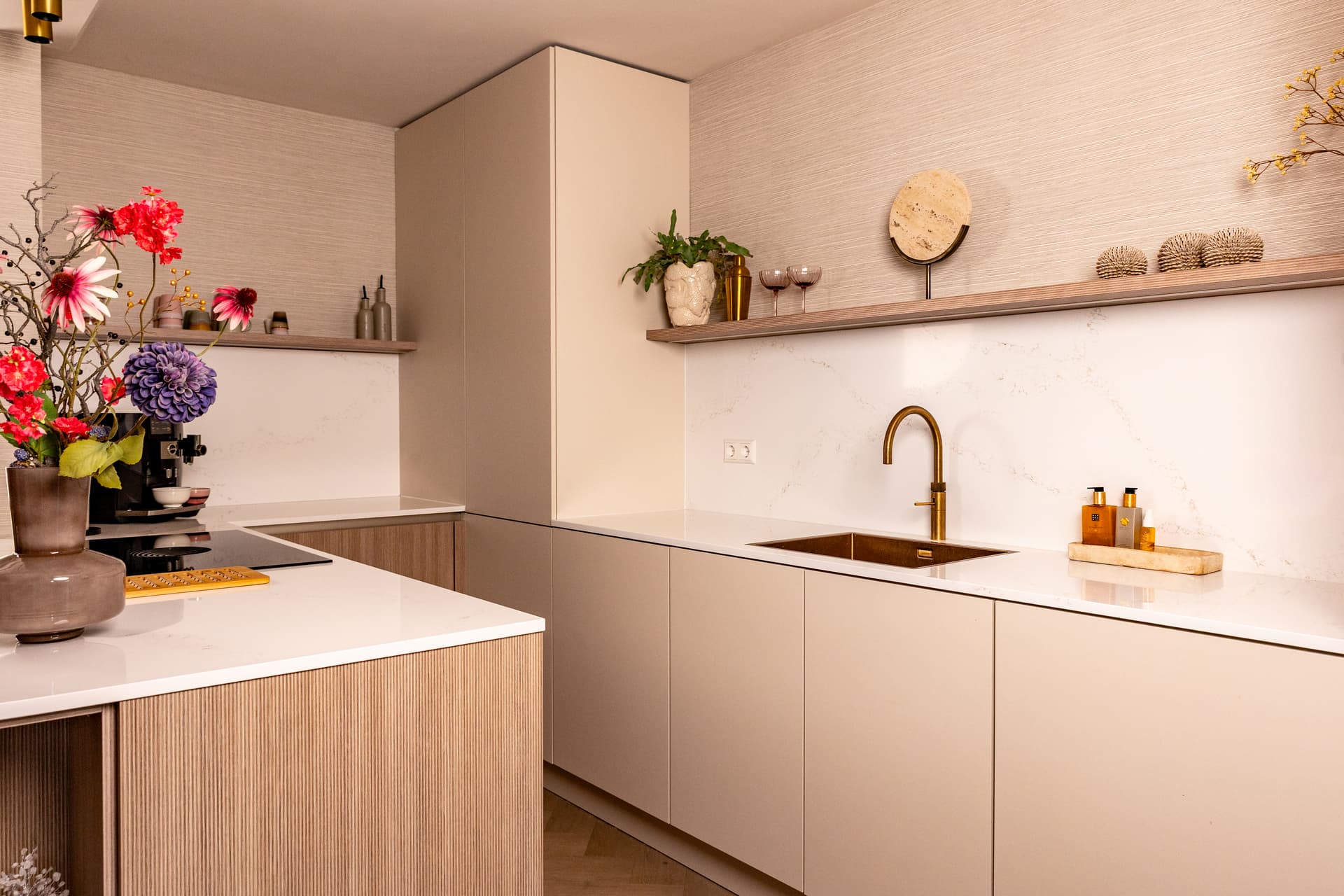 Kopie van 20260528 - Binnekijker Tulp Keukens-15.jpg Beige keuken met kookeiland