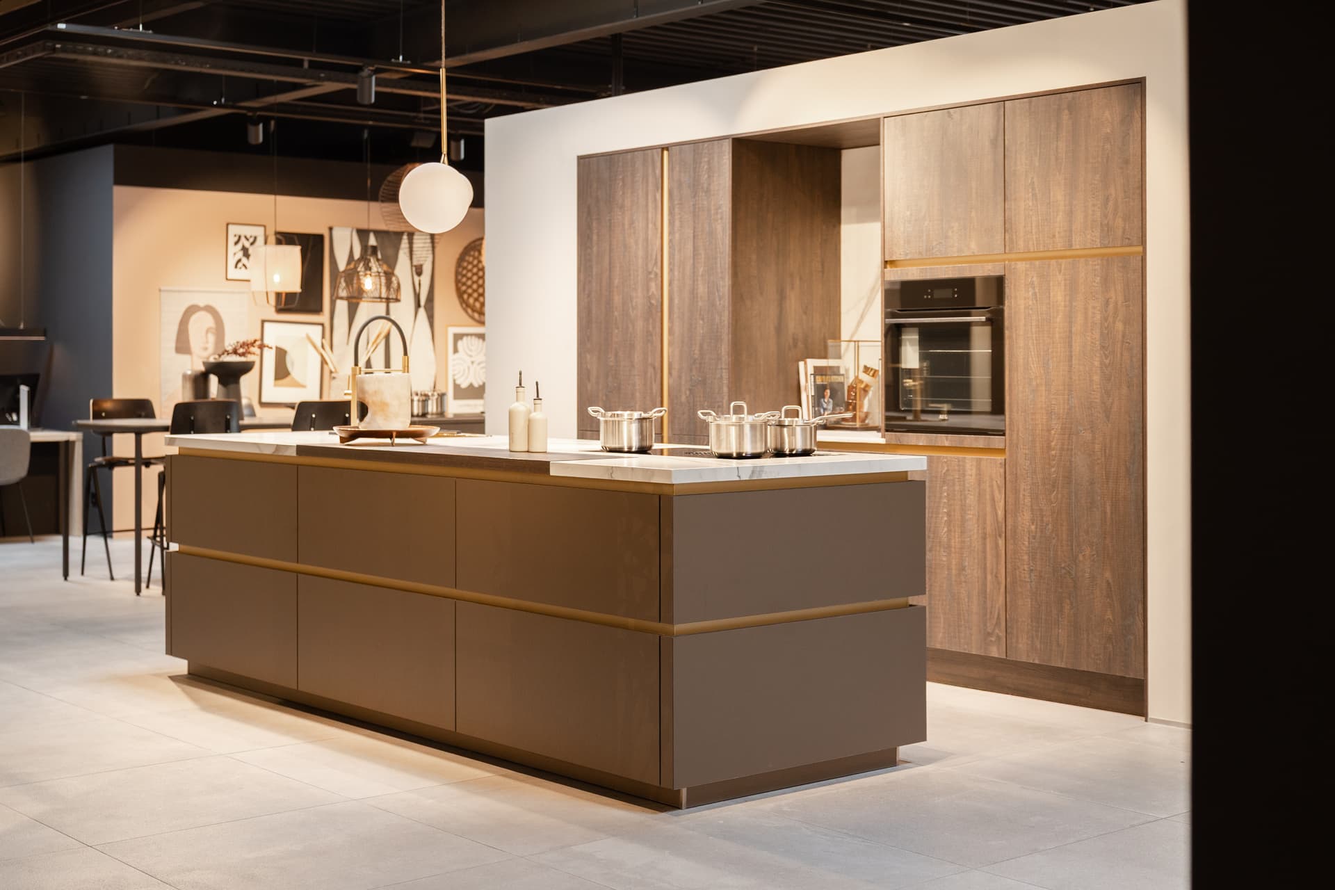 Kopie van Kooi501.jpg Donkerhouten keuken met kookeiland en bronzen sierranden