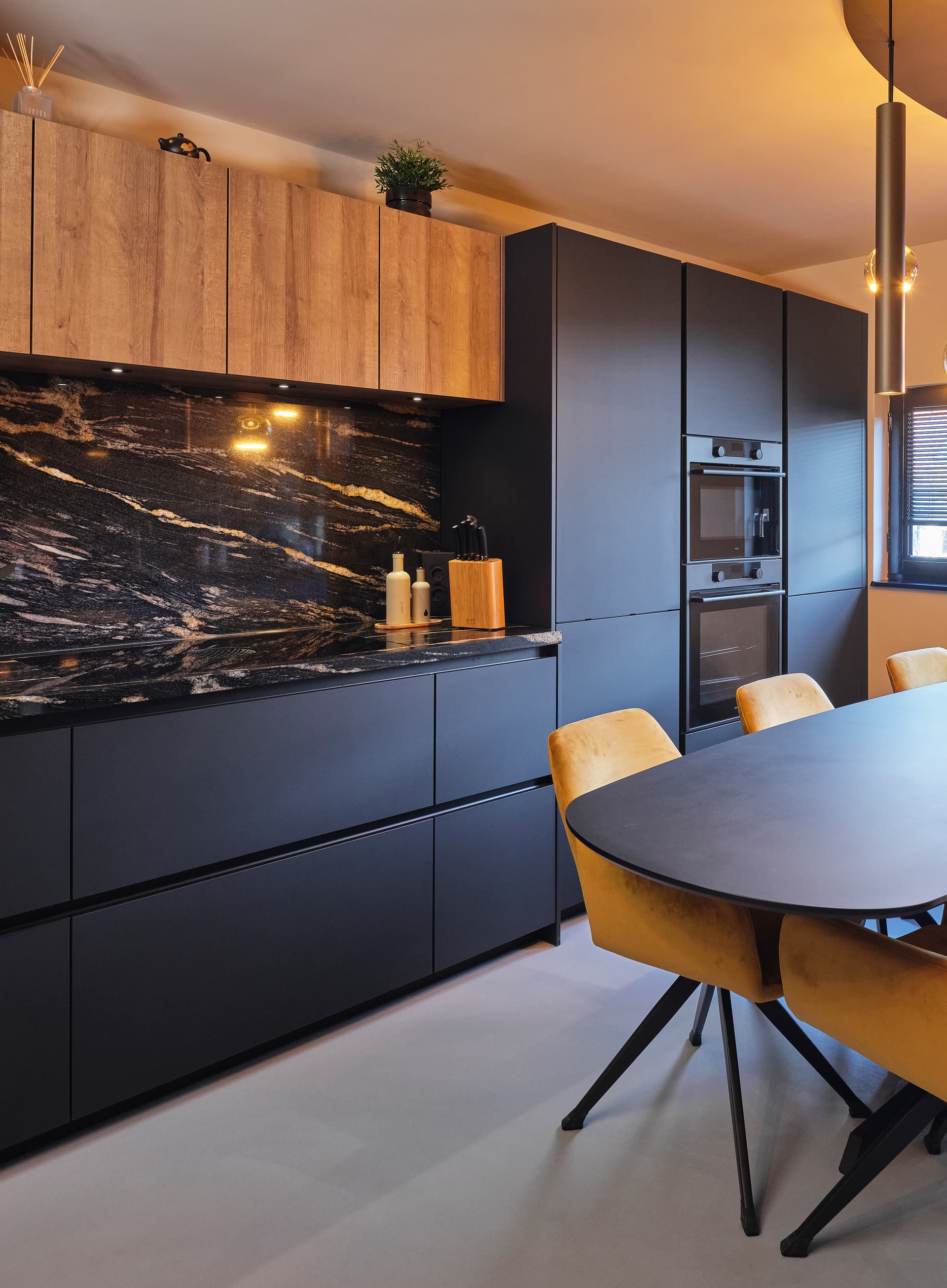 Matzwarte-keuken-met-houten-bovenkasten.jpg Matzwarte keuken