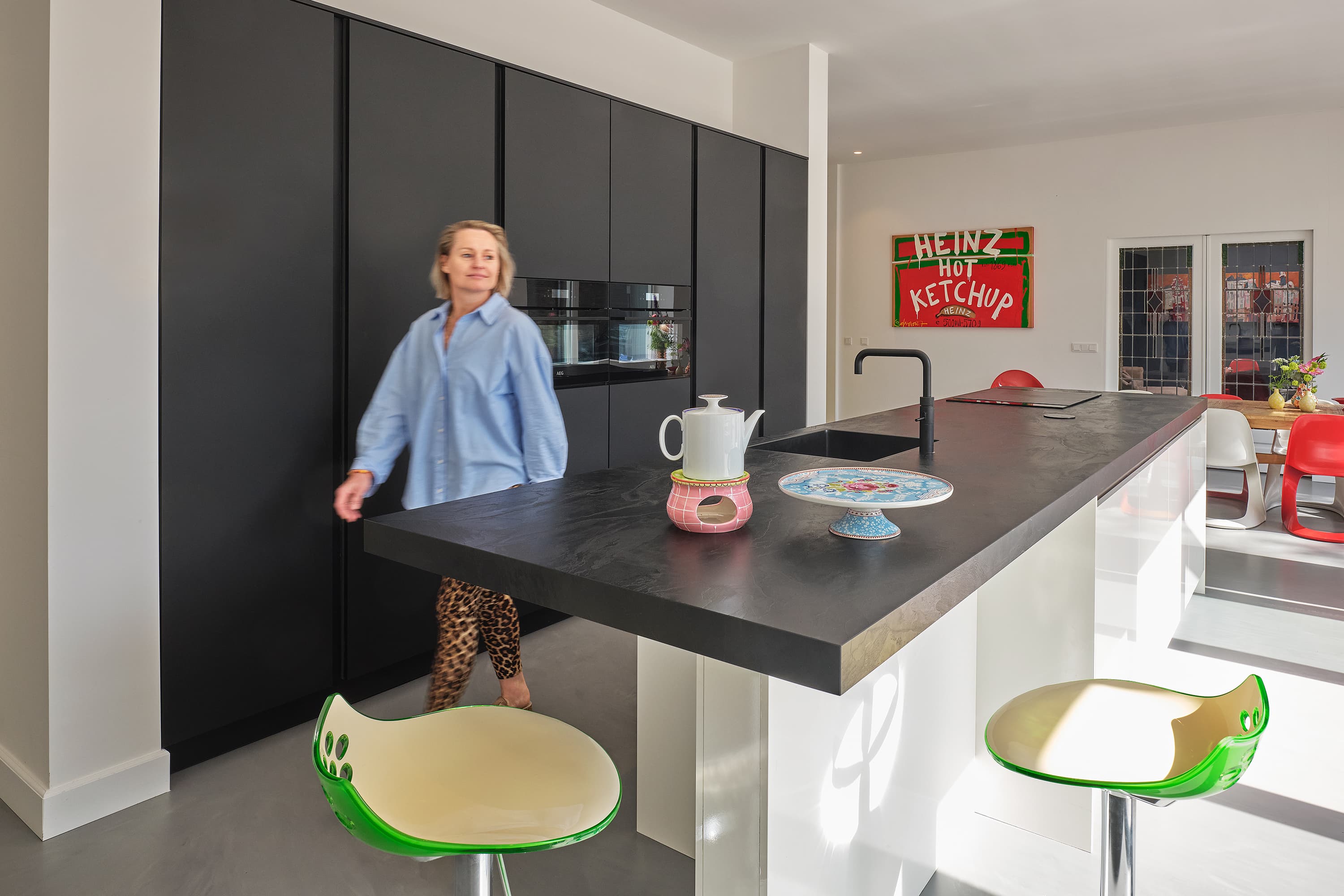 Zwart eilandkeuken met bar