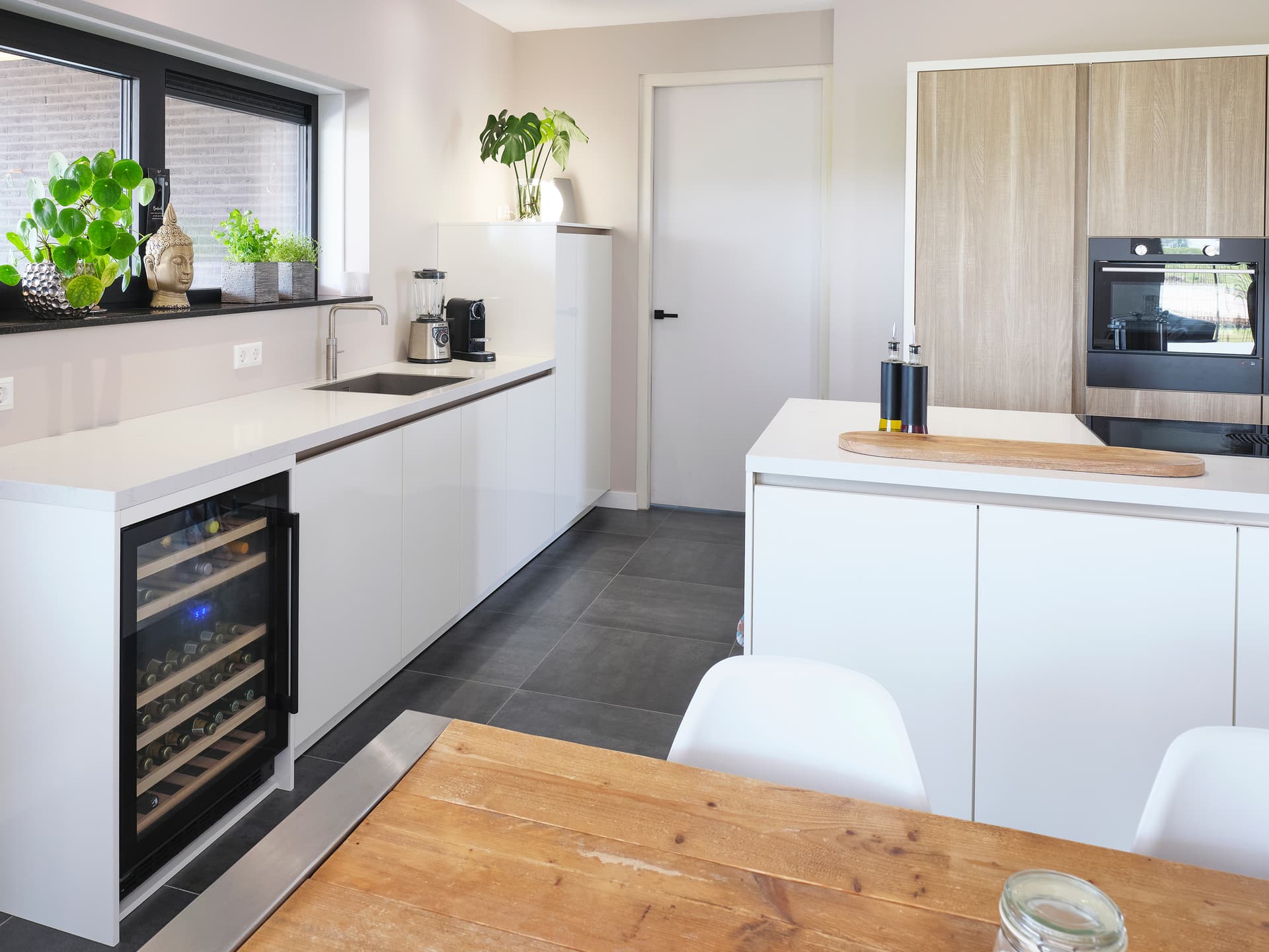 Ruime-keuken-met-witte-fronten.jpg Grote keuken