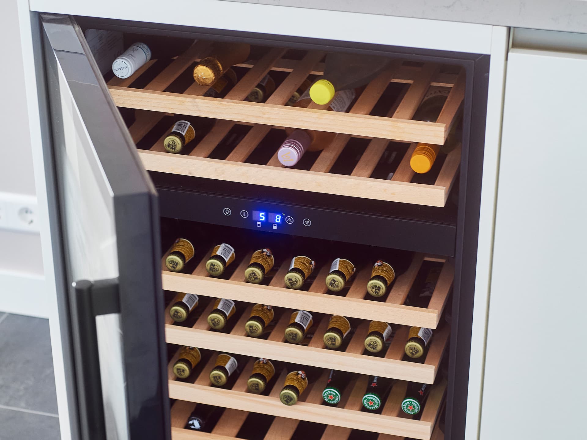 Ruime-wijnklimaatkast-met-bier-en-wijn.jpg Ruime klimaatkast