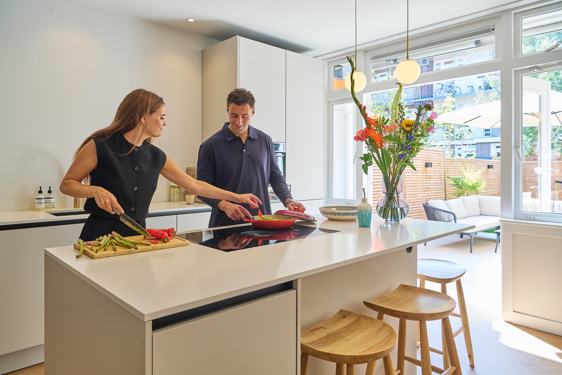 Stel-kokend-aan-kookeiland-in-beige-keuken.jpg Stel aan kookeiland
