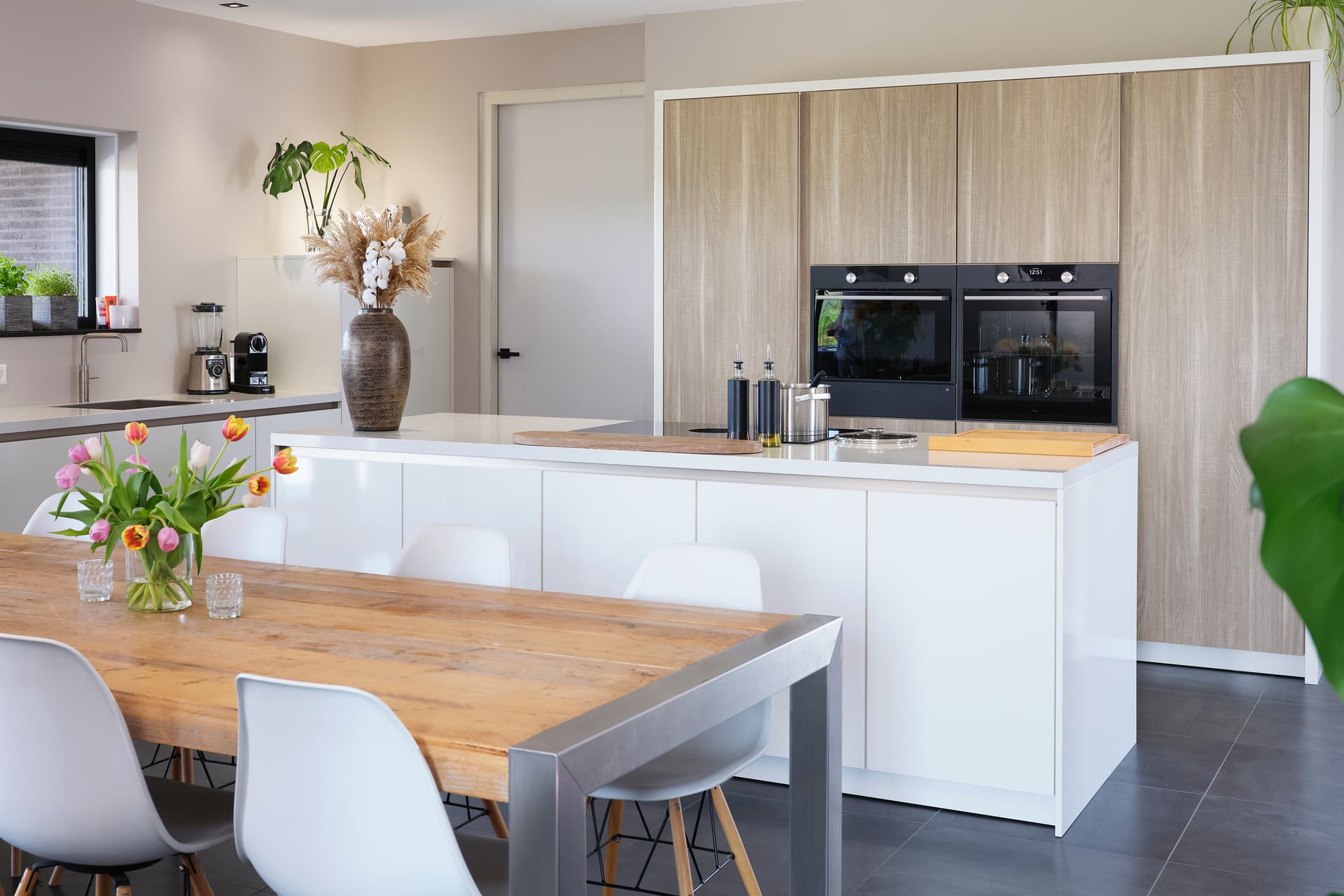 Witte-eilandkeuken-met-lichte-kastenwand.jpg Eilandkeuken met witte en houten fronten