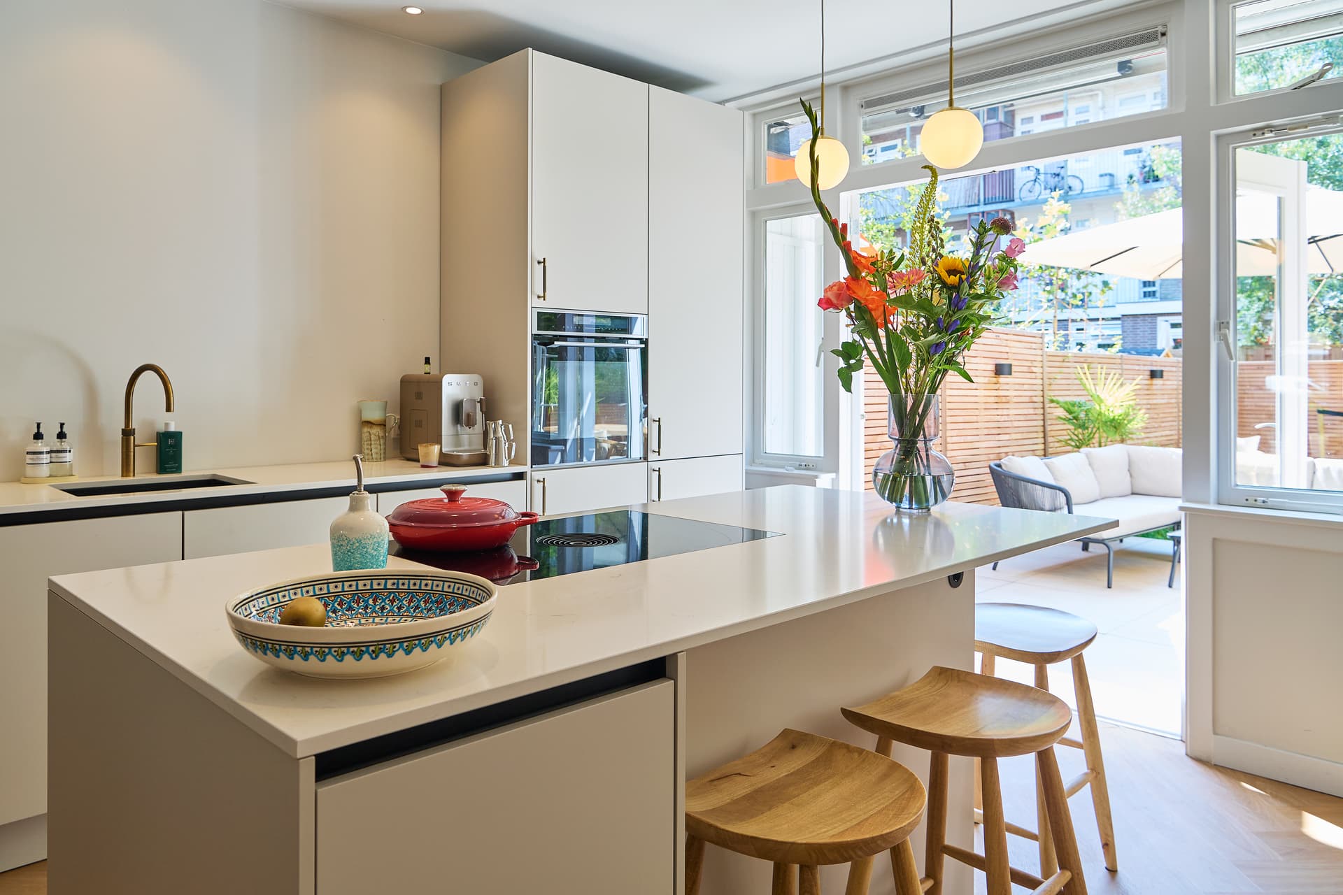 beige-eilandkeuken-met-bar.jpg Beige eilandkeuken met bar