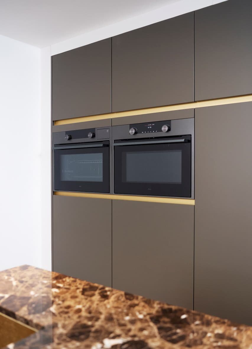 hoge-keukenkasten-groen.jpg Hoge groene keukenkasten met twee ovens