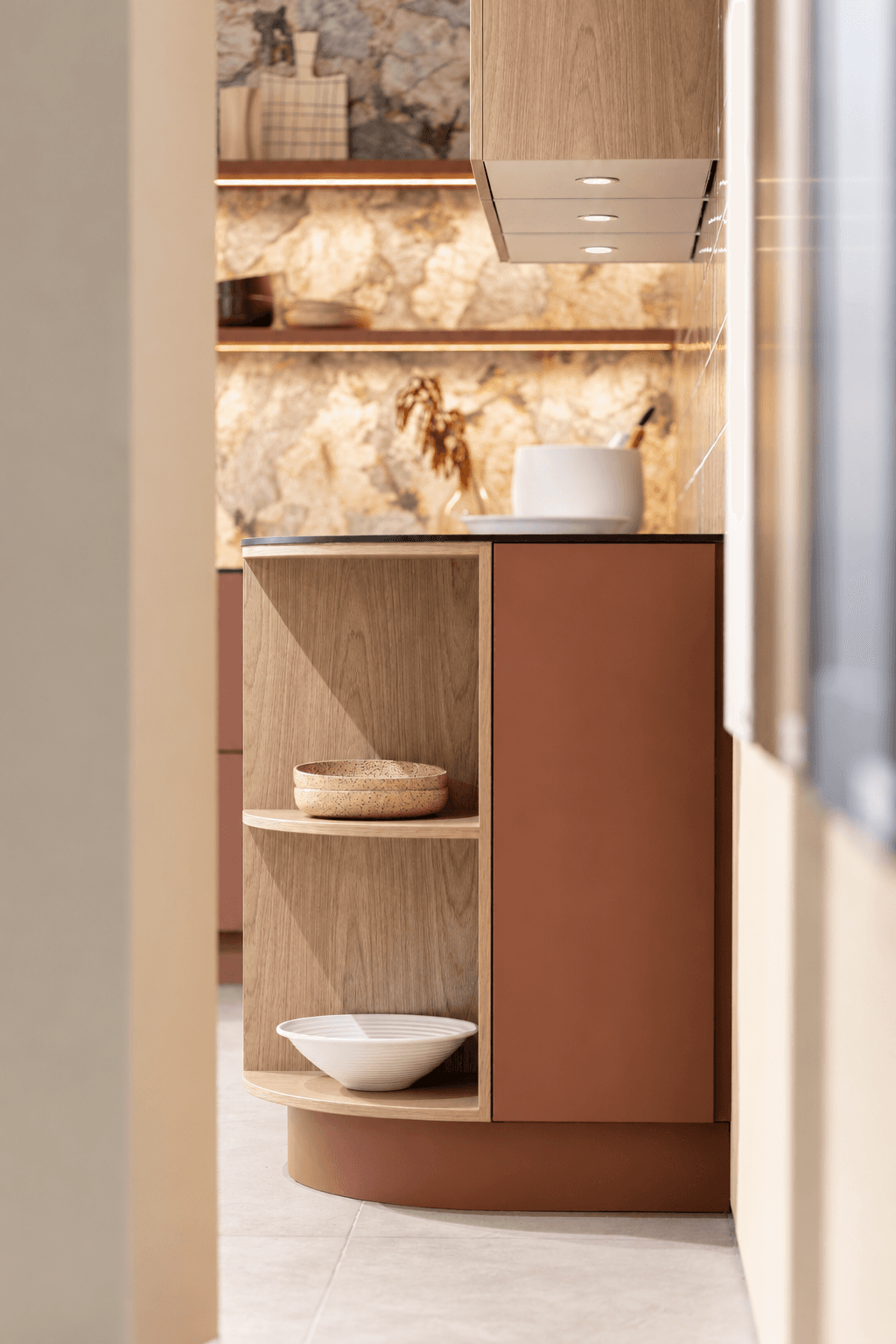 nieuwste-keukentrends-gebogen-plint.png Ronde hoekkast in terracotta keuken