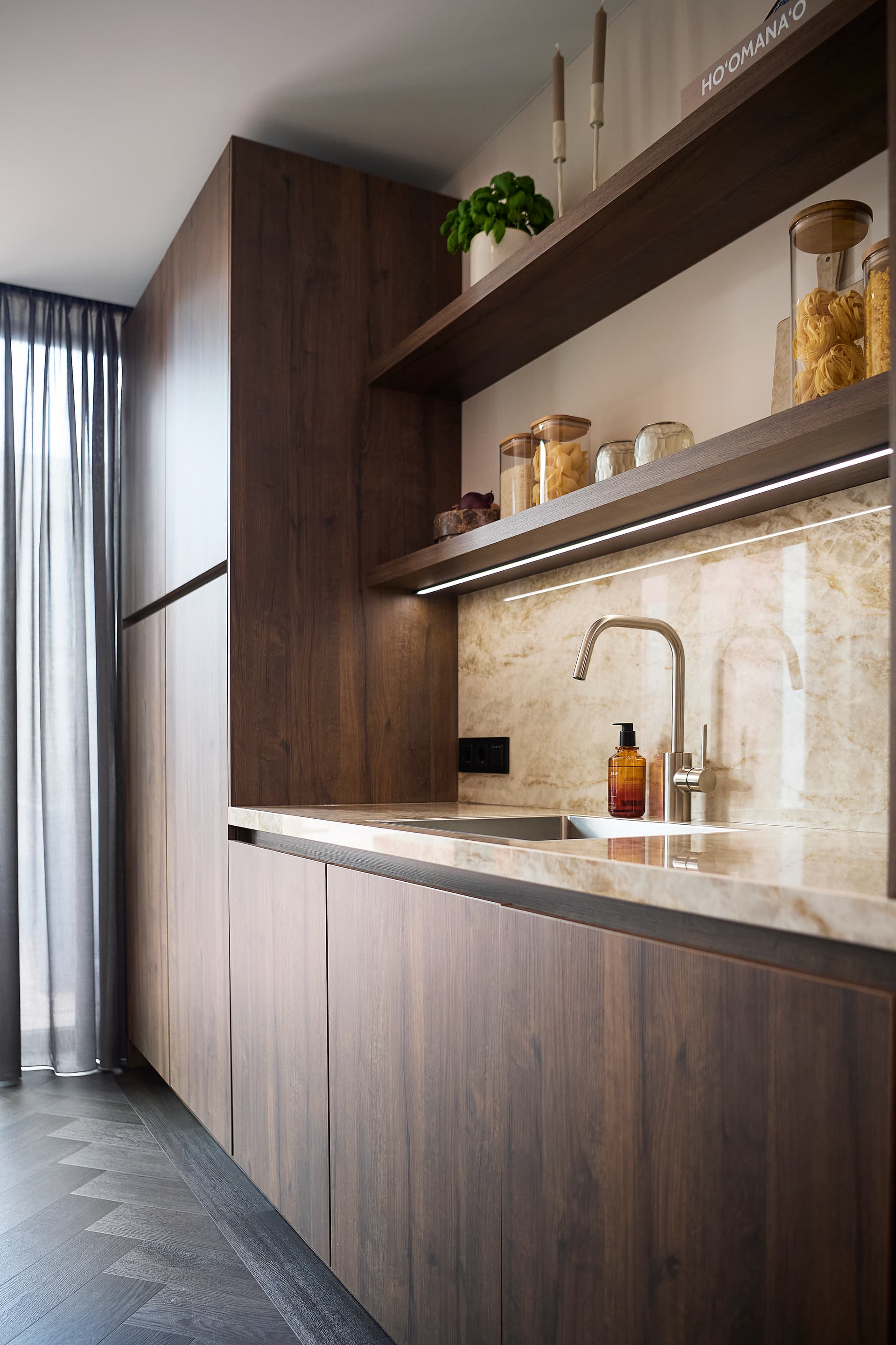 wandplanken-in-de-keuken-houten-2.jpg Donkerhouten keuken met twee wandplanken