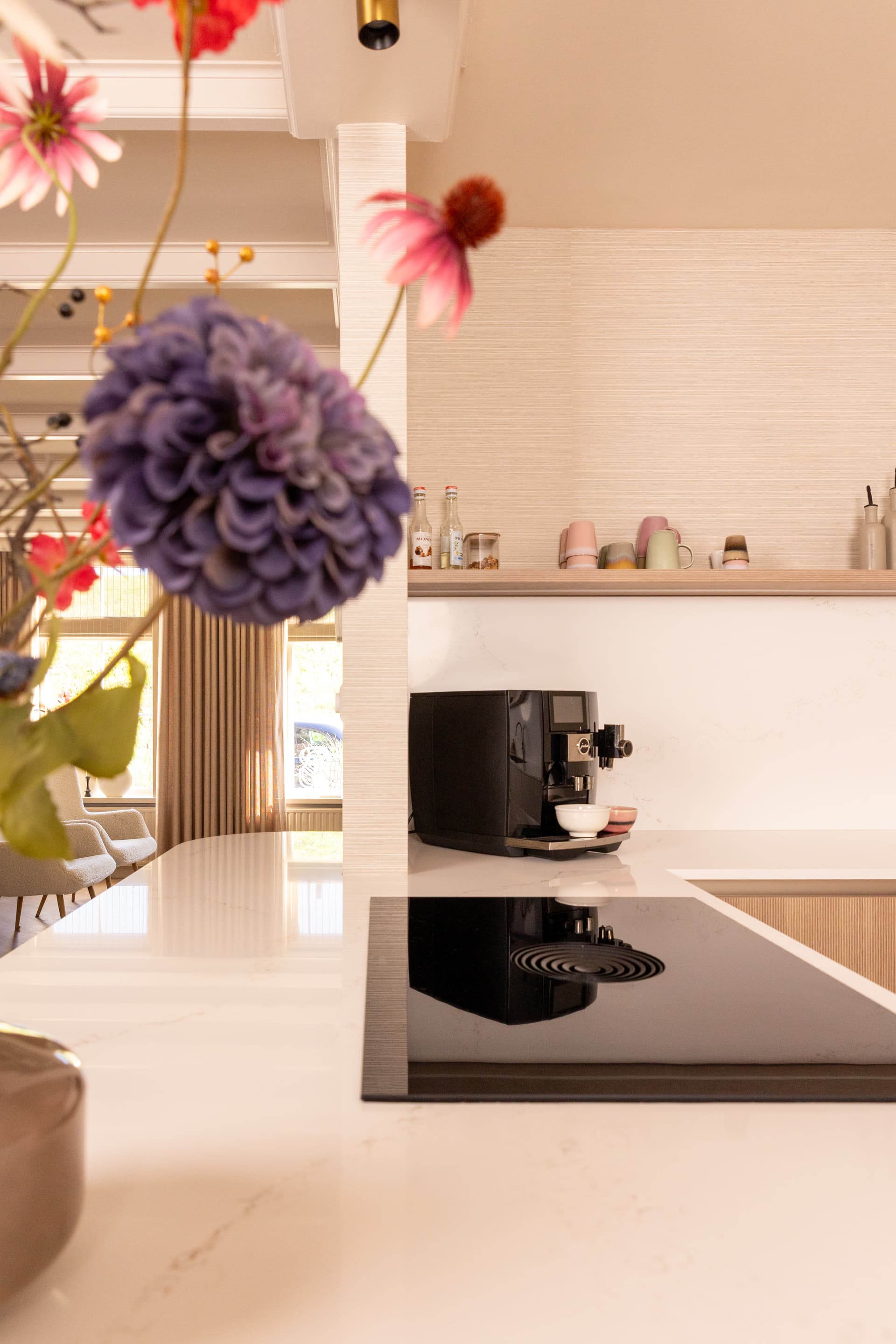 wandplanken-in-de-keuken-koffiecorner.jpg Koffiecorner met wandplank