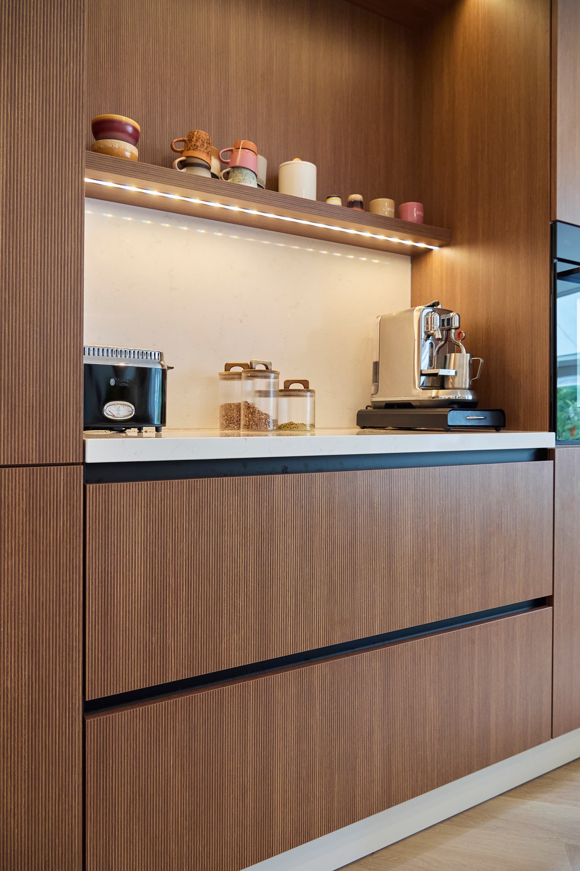 wandplanken-in-de-keuken-nis-hout.jpg Houten keuken met nis en wandplank