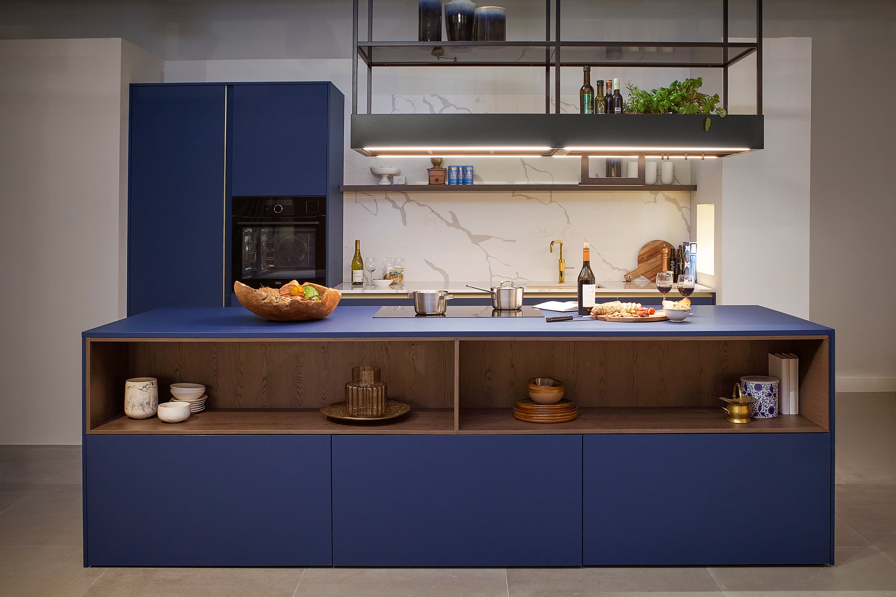 Blauwe keuken met kookeiland