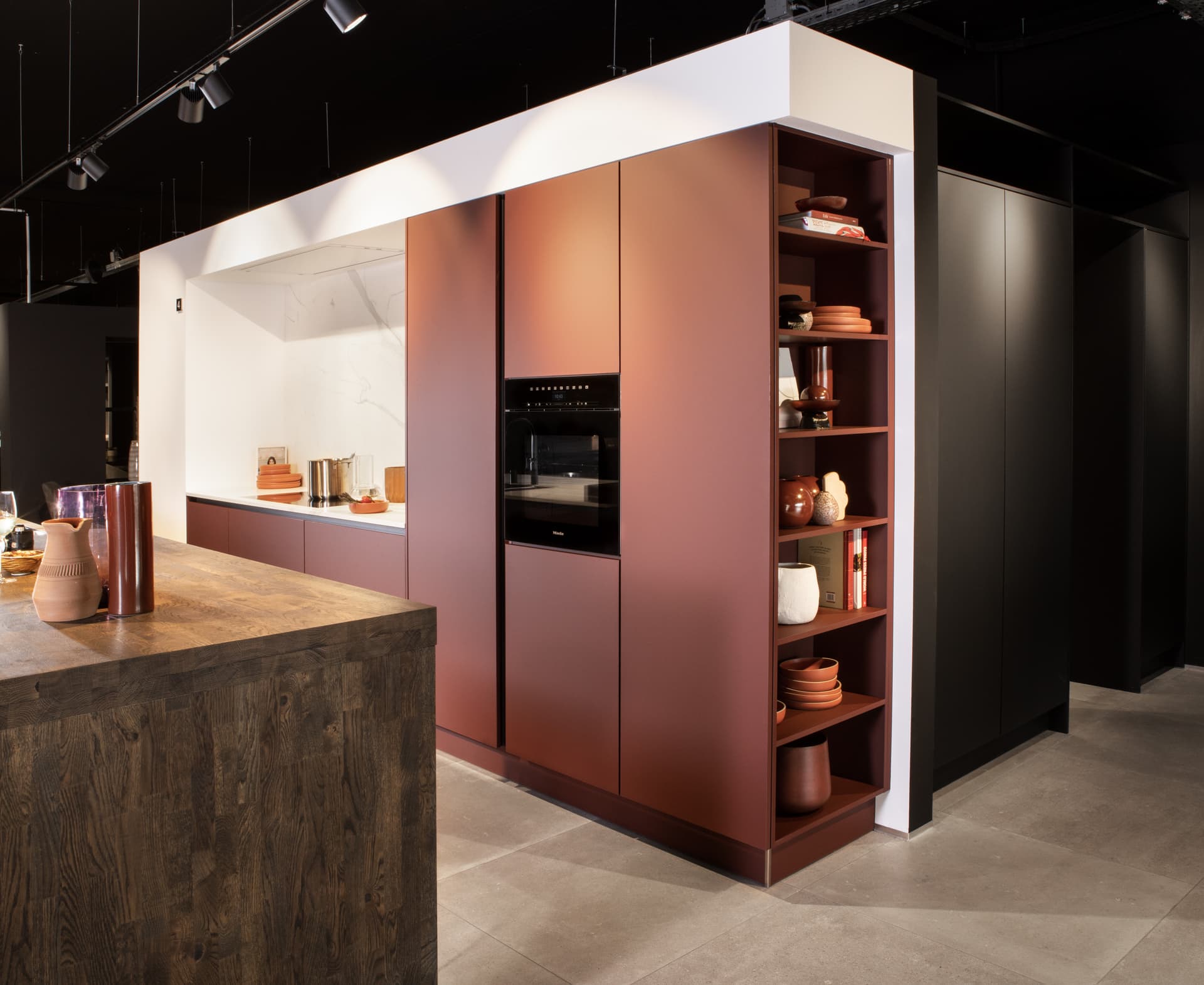Rode keuken met hoge kasten en een donker hout kookeiland