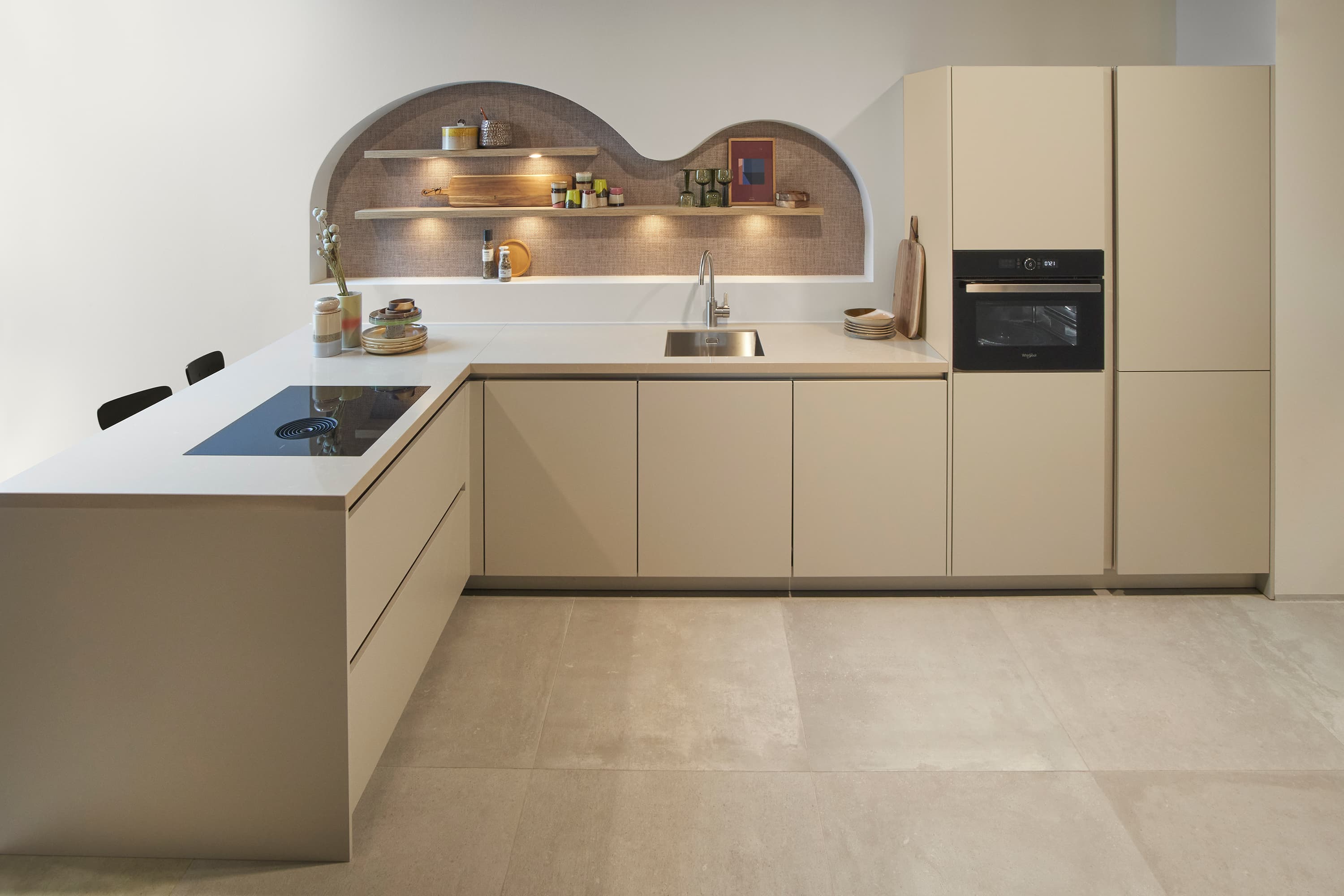 Kiezelgrijze betonlook hoekkeuken
