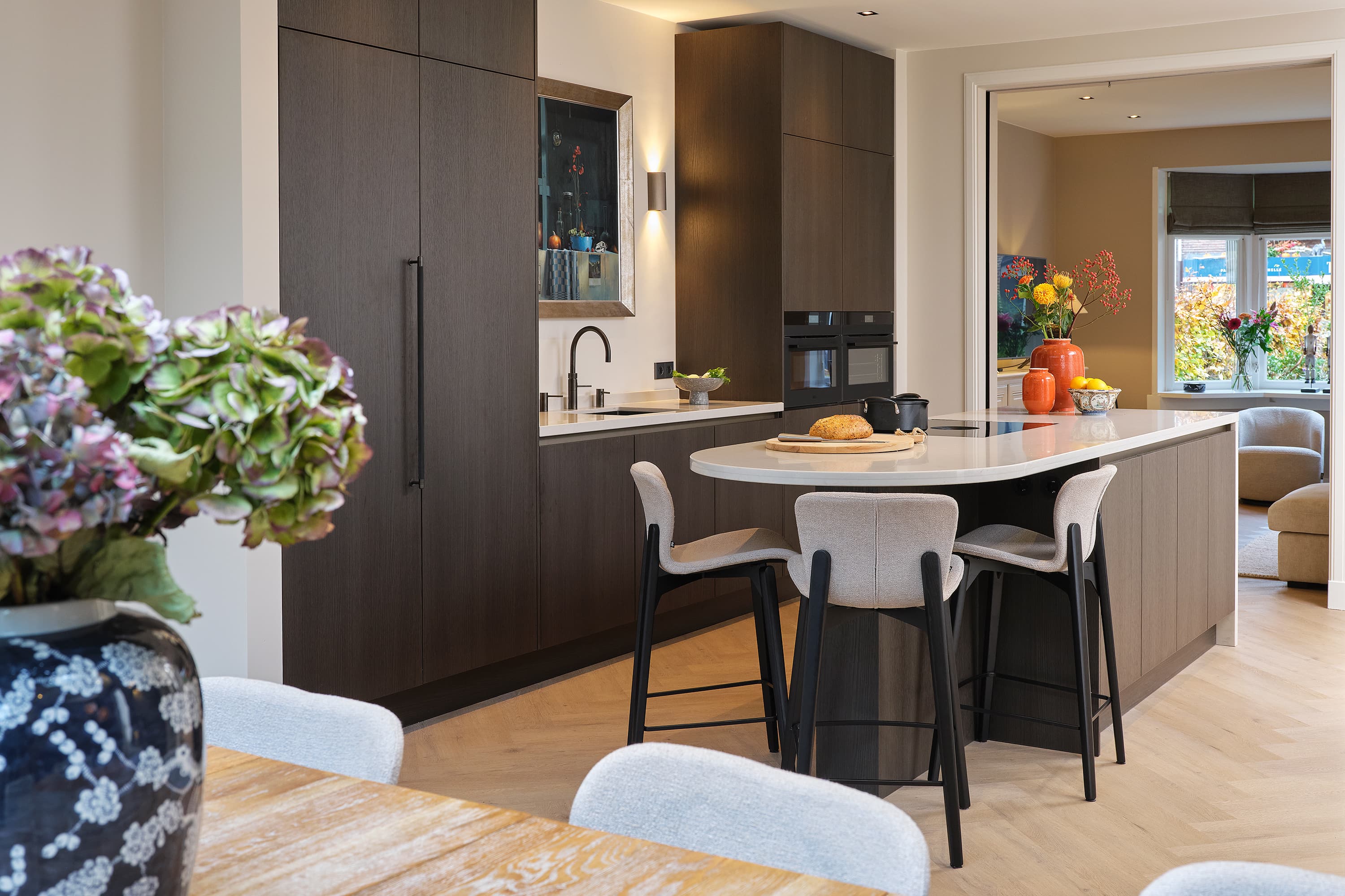 Bruine keuken met kookeiland en bar