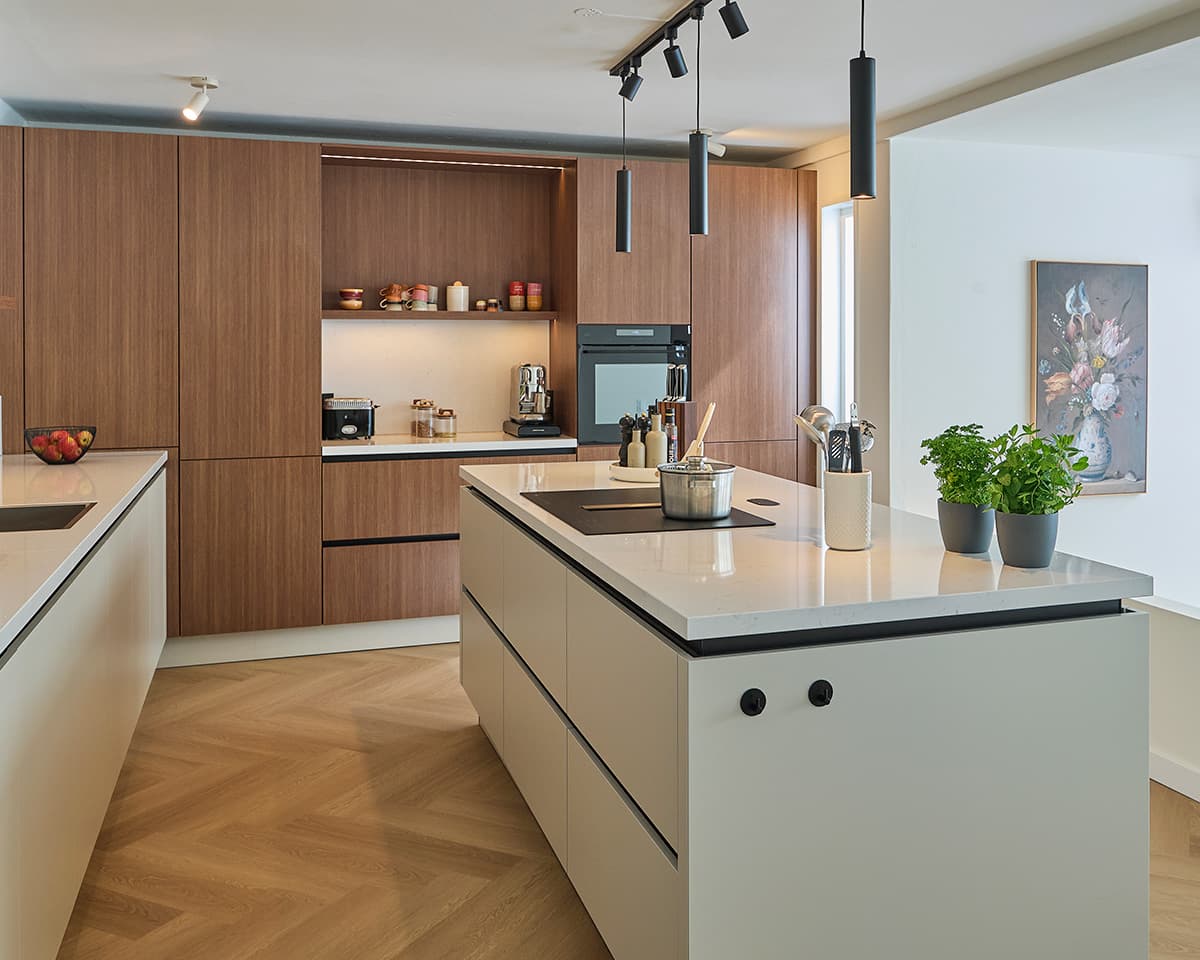 Designkeuken met hout en magnolia