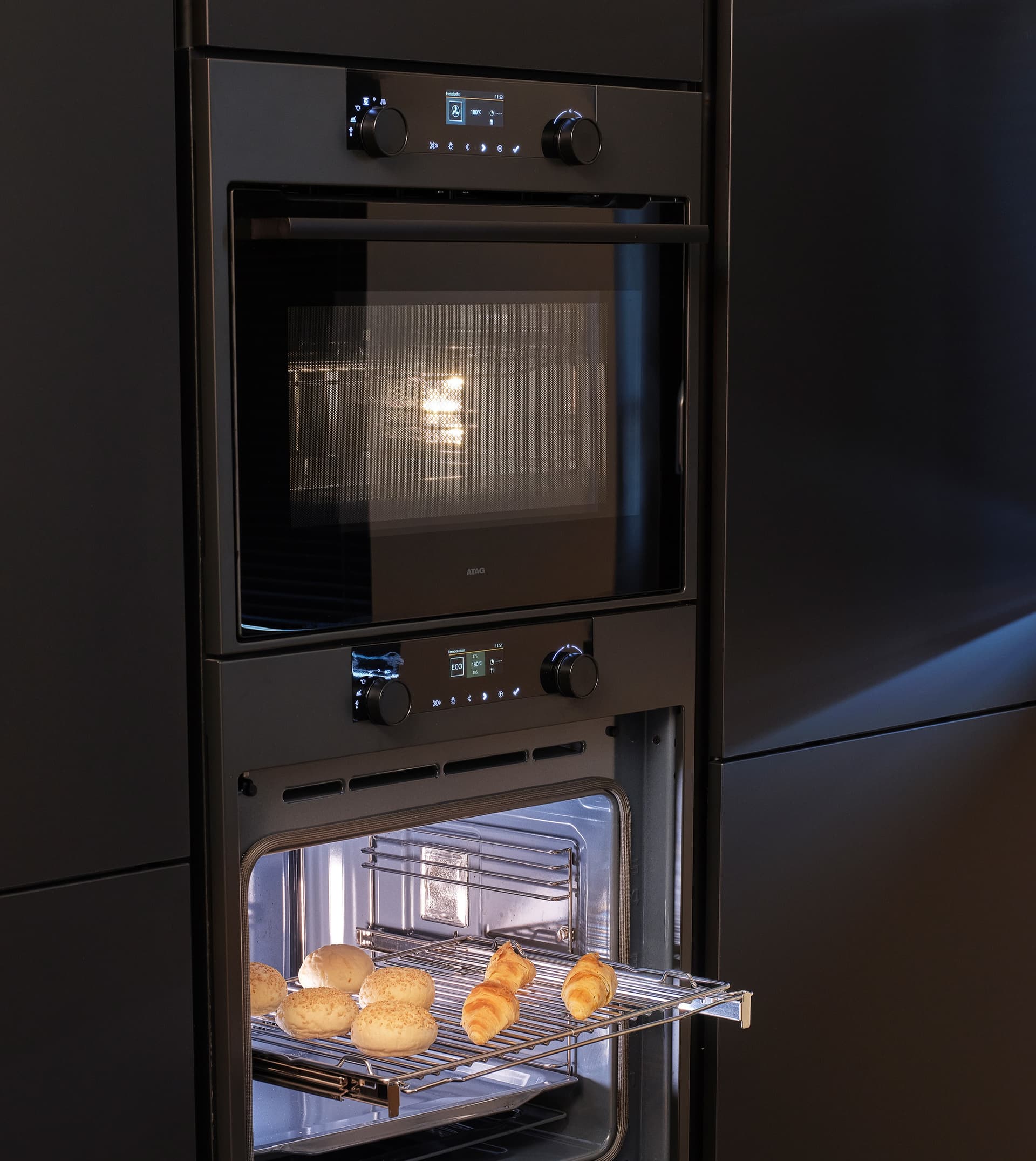 Dubbele-ATAG-ovens-in-matzwarte-keuken.jpg ATAG ovens