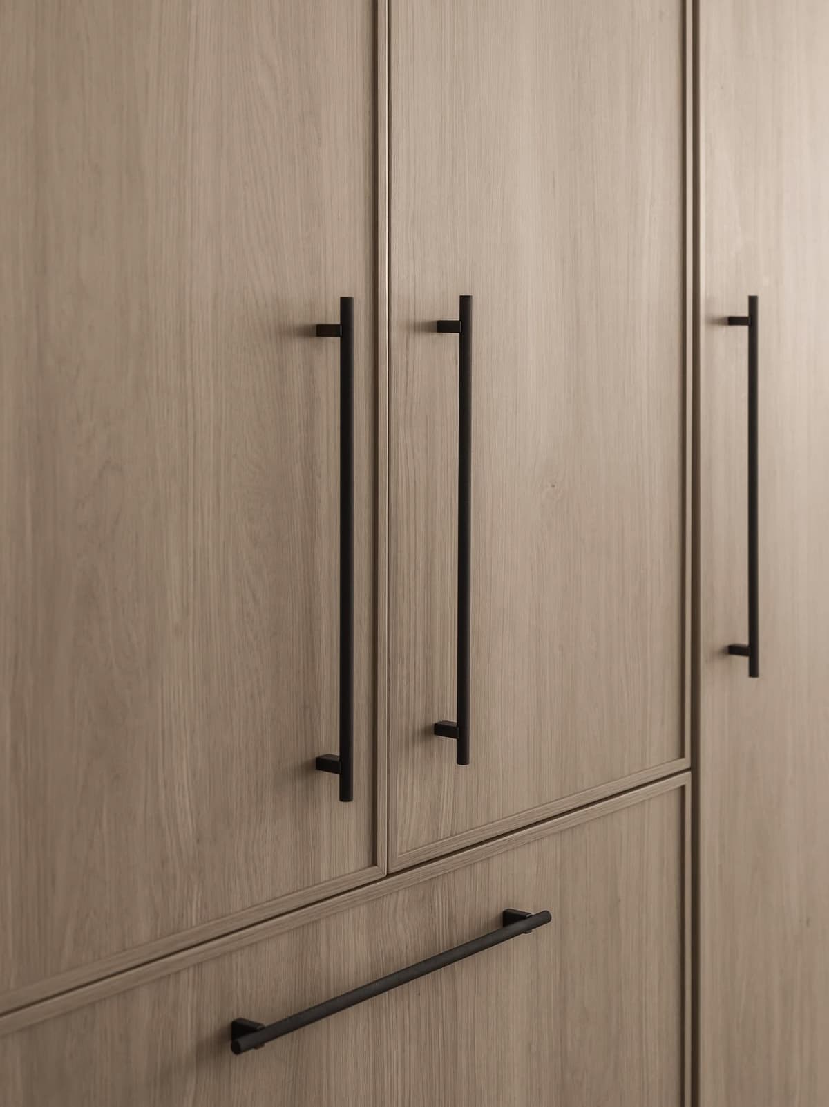 Grepen 3.jpg Houten keukenkasten met brede grepen
