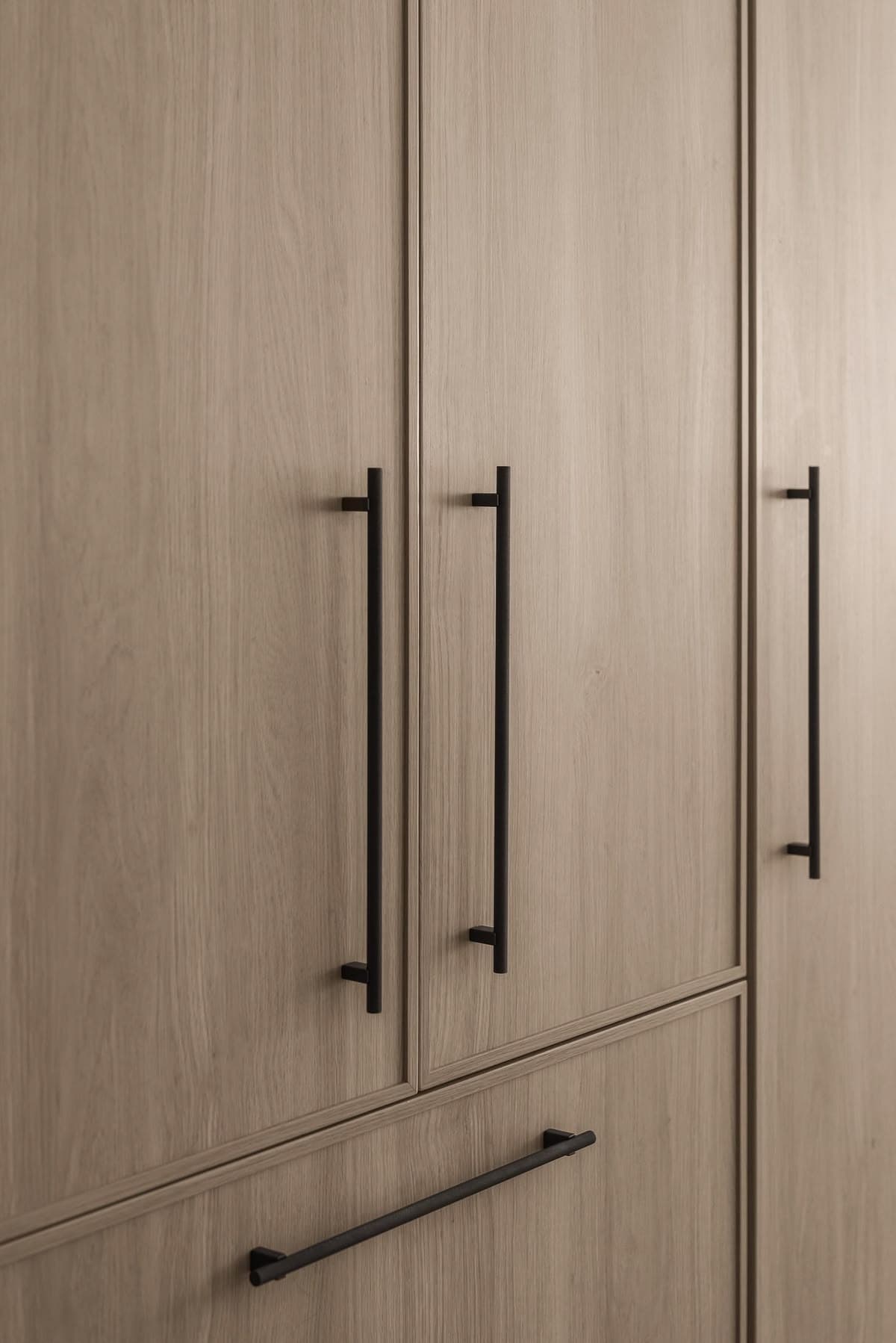 Grepen 3.jpg Hoge houten keukenkasten met brede grepen