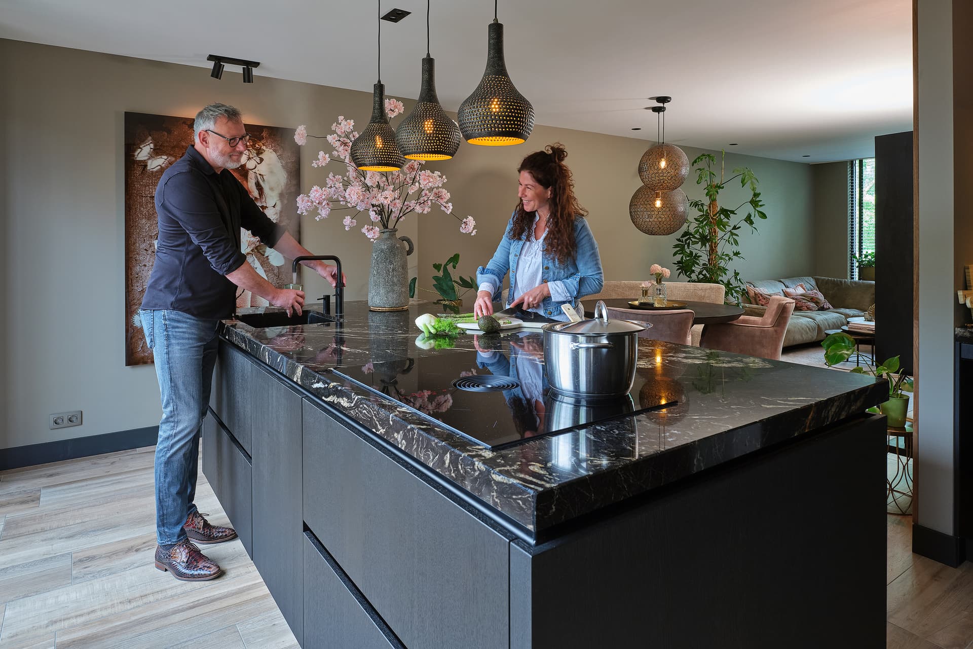 Klanten-in-zwarte-hotel-chique-keuken.jpg Zwarte eilandkeuken