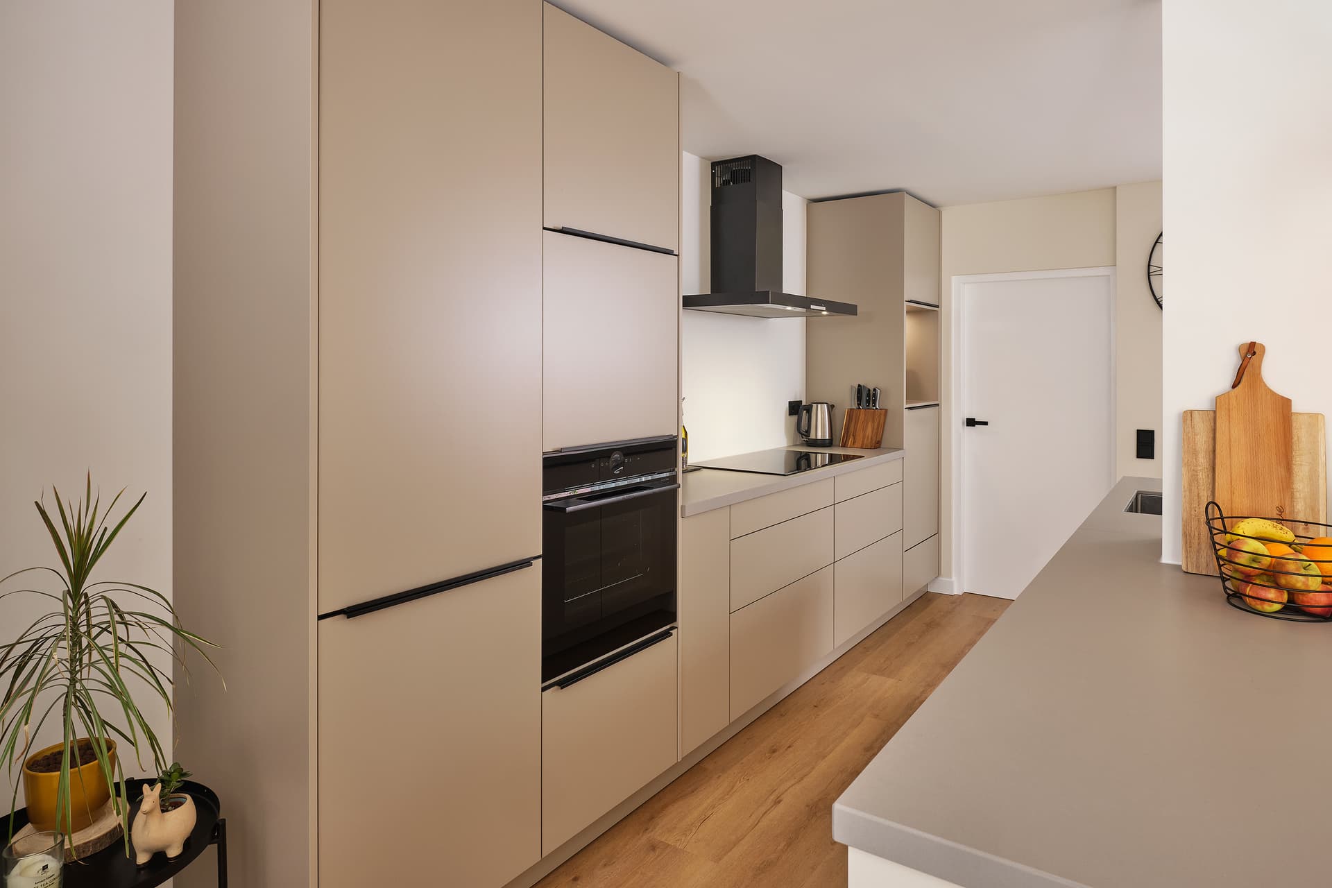 Kopie-van-Binnenkijker-Tulp-Anouk-Korendijk-Woudenberg-3.jpg Beige keuken met kastenwand en kookeiland