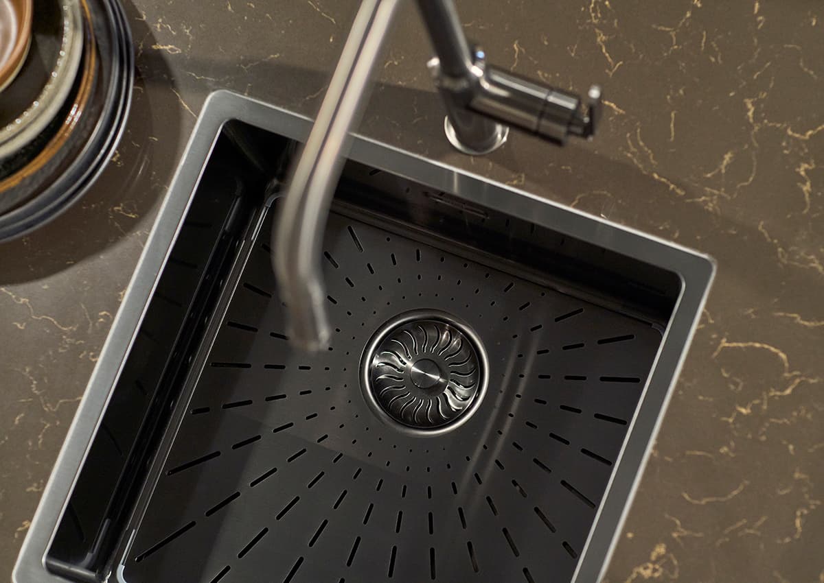 Composiet werkblad met gun metal spoelbak en kraan