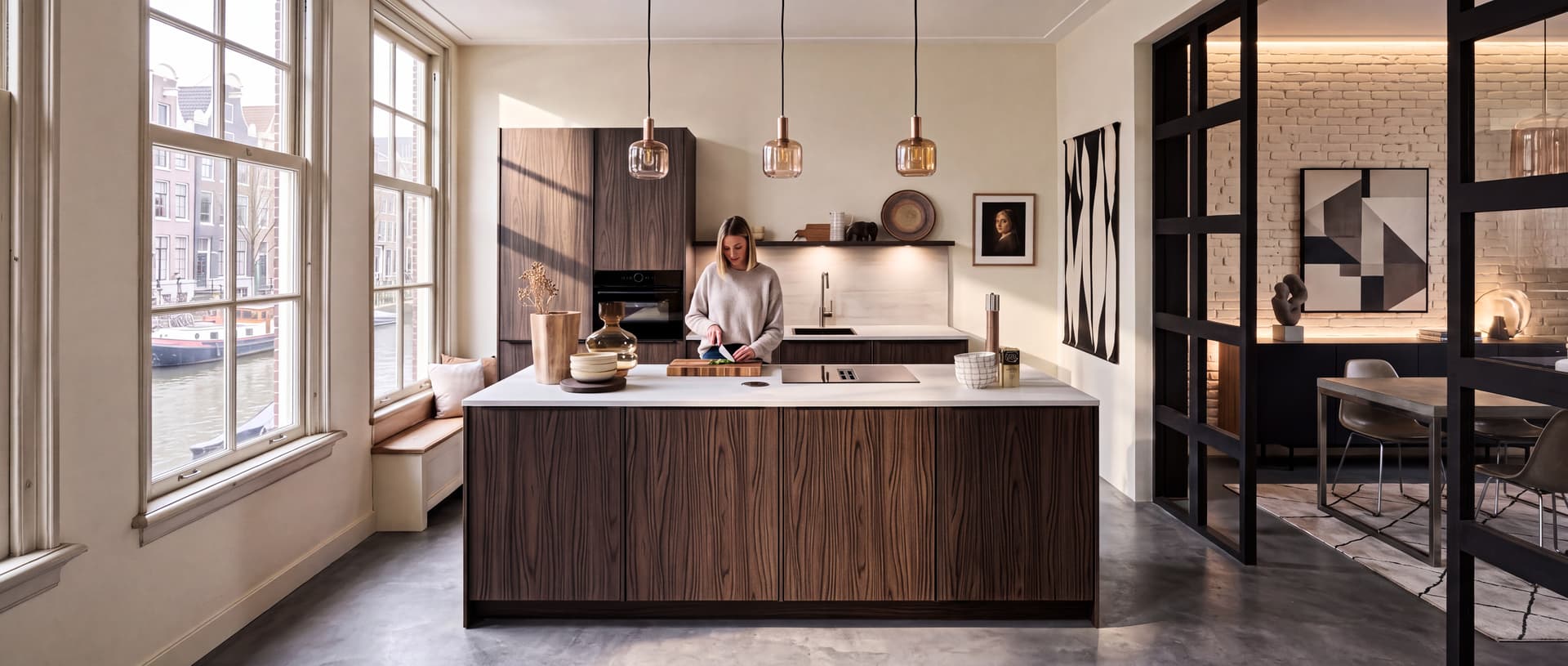 Ontwerp zonder titel (2).png Houten keuken met kookeiland waarop een vrouw haar eten bereid