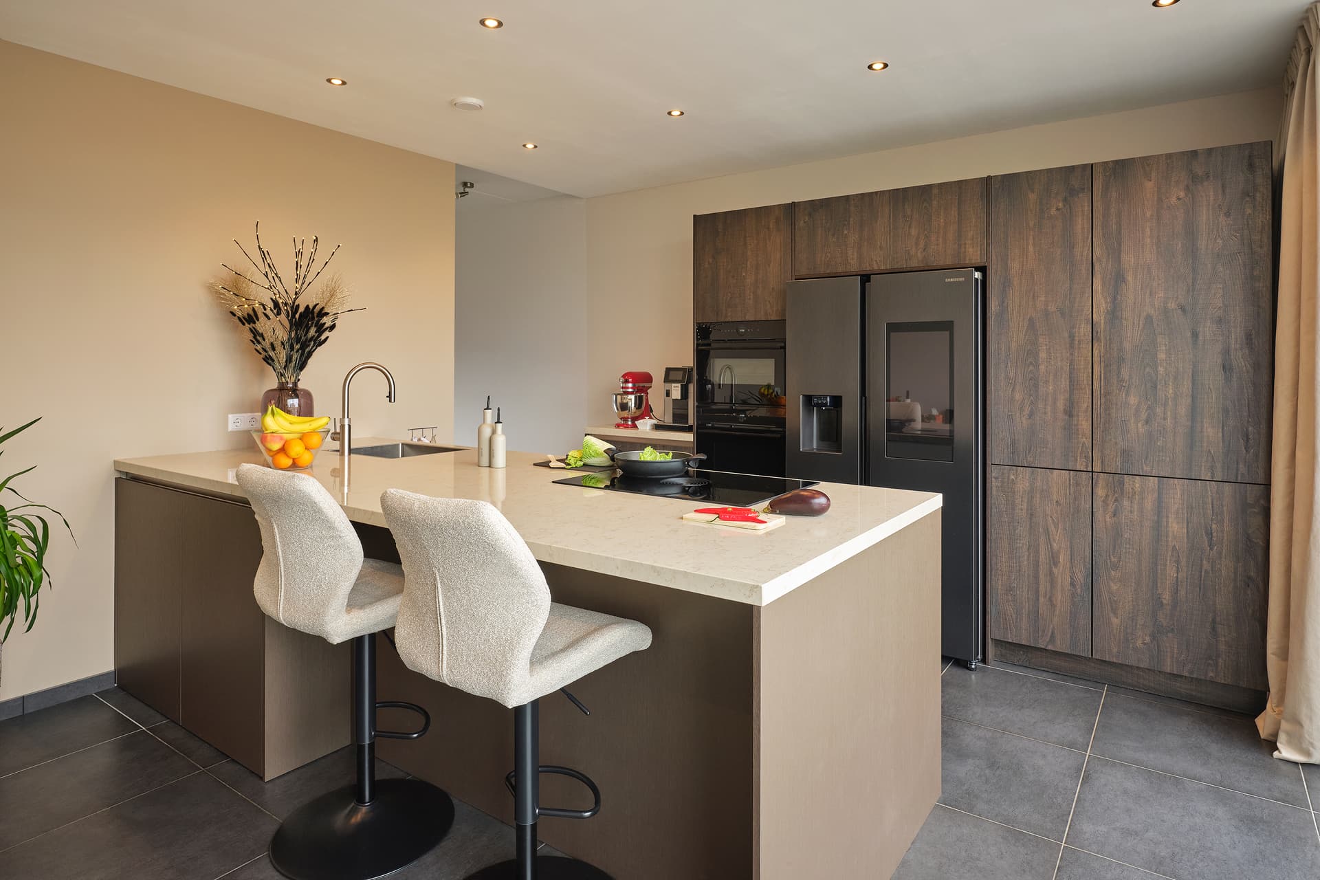Schiereiland-keuken-met-taupe-kookeiland-en-houten-kastenwand.jpg