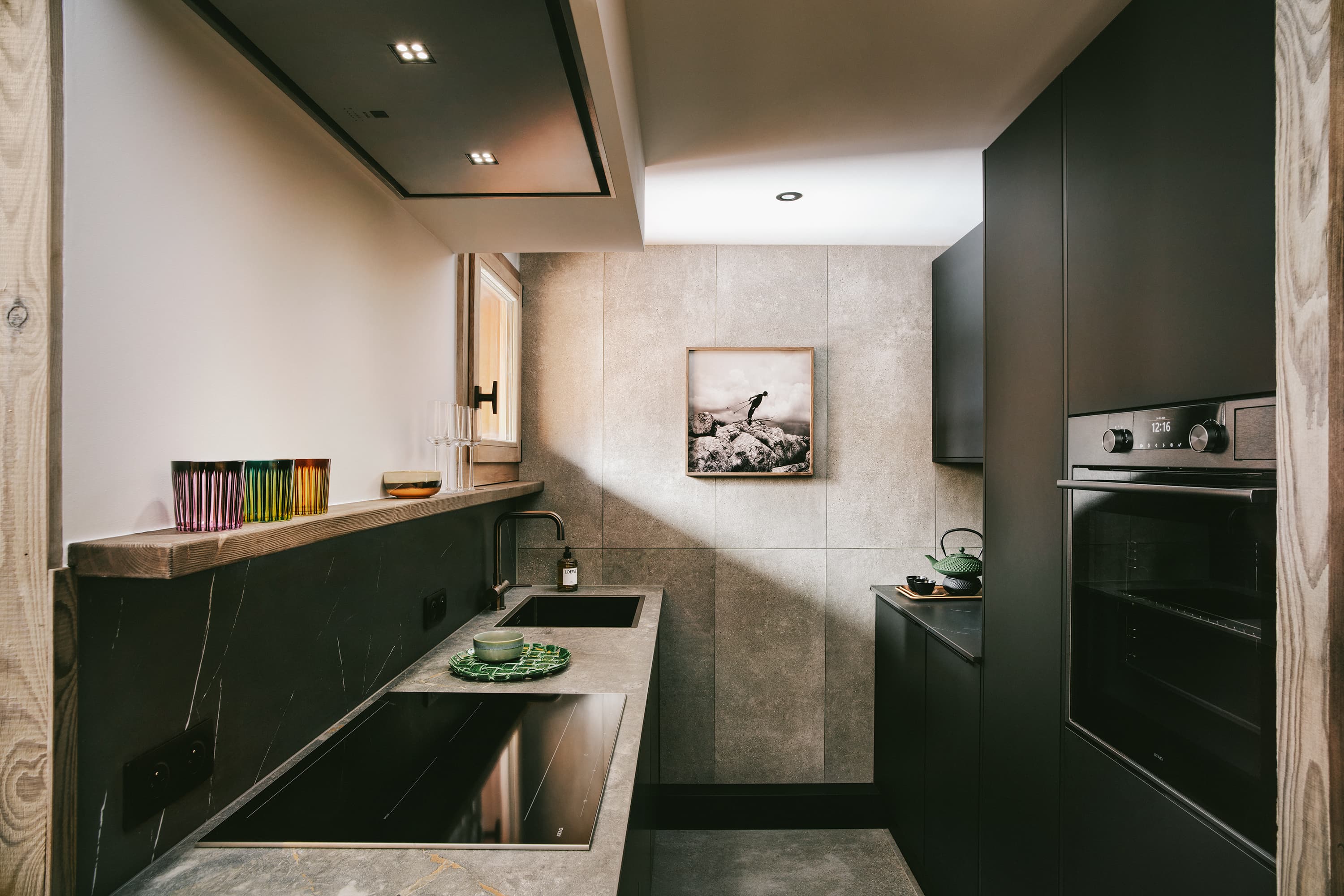 Zwarte parallel keuken