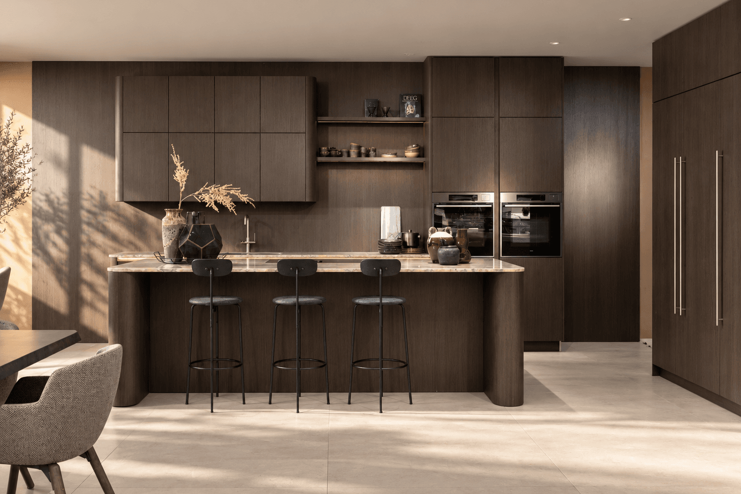 nieuwste-keukentrends-houten-eilandkeuken.png Donker eikenhouten eilandkeuken met bar