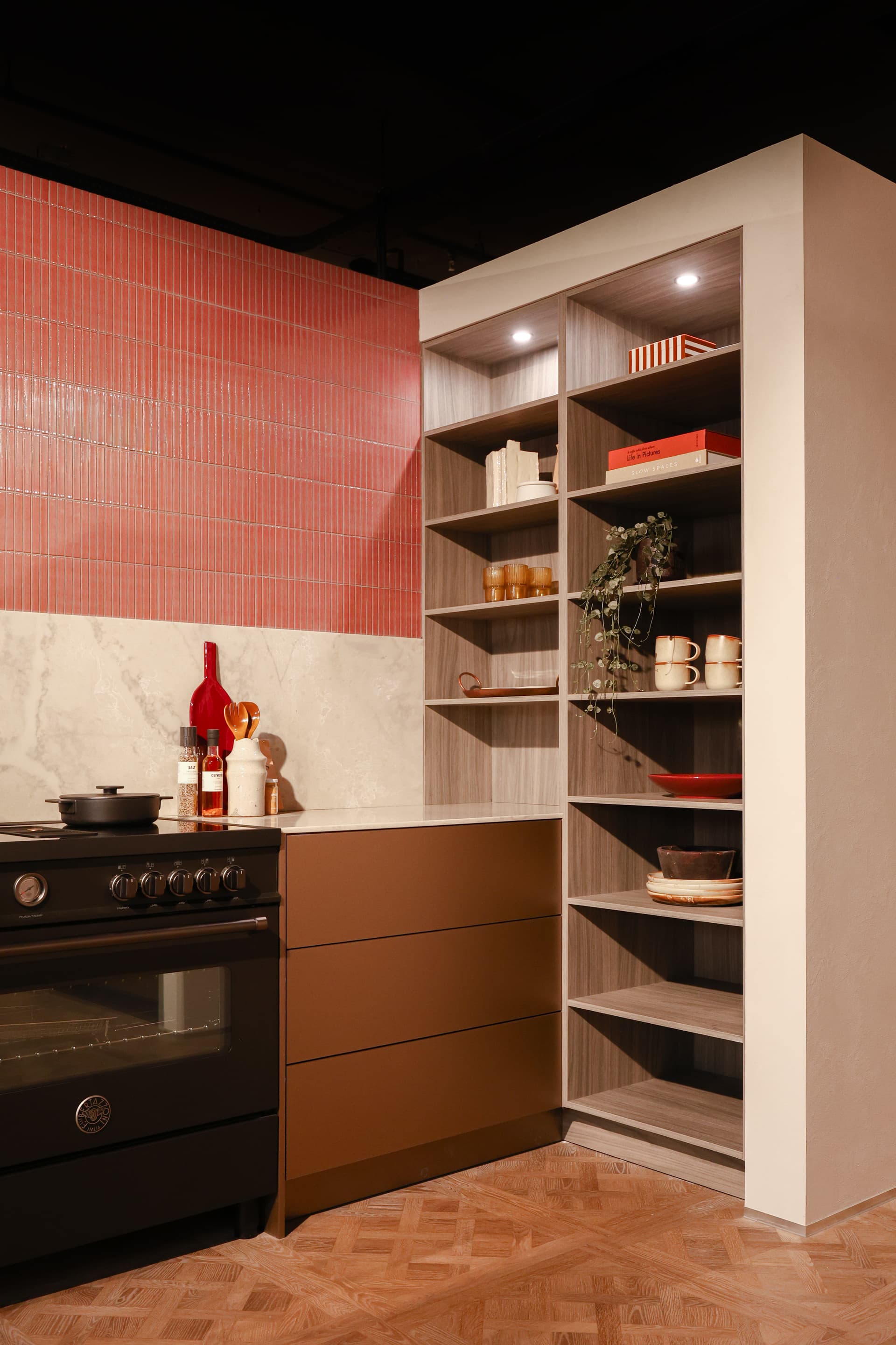 showroom-amsterdam-kastenwand.jpg Kastenwand in bruine keuken