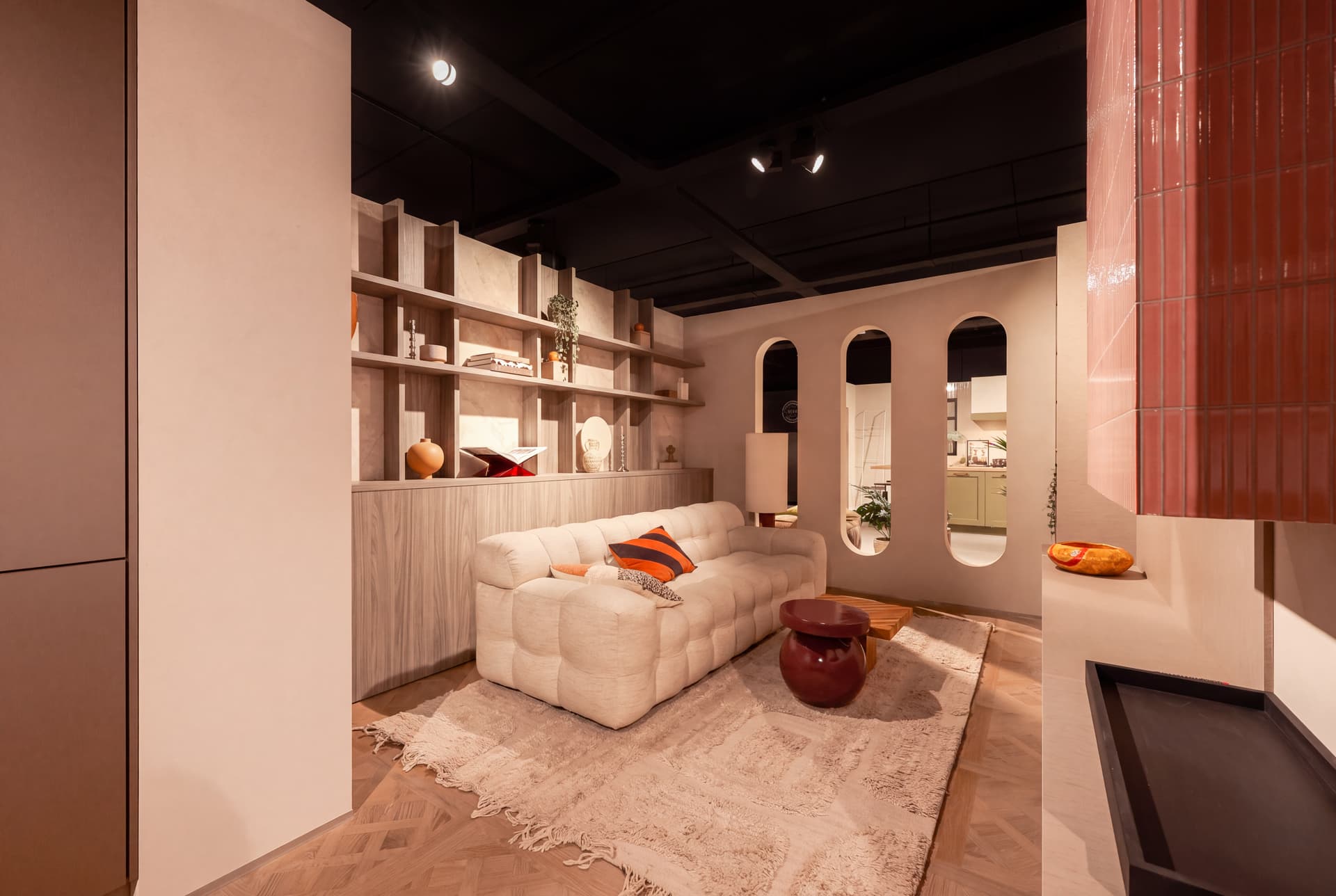 showroom-amsterdam-zitgedeelte.jpg Witte bank in showroom