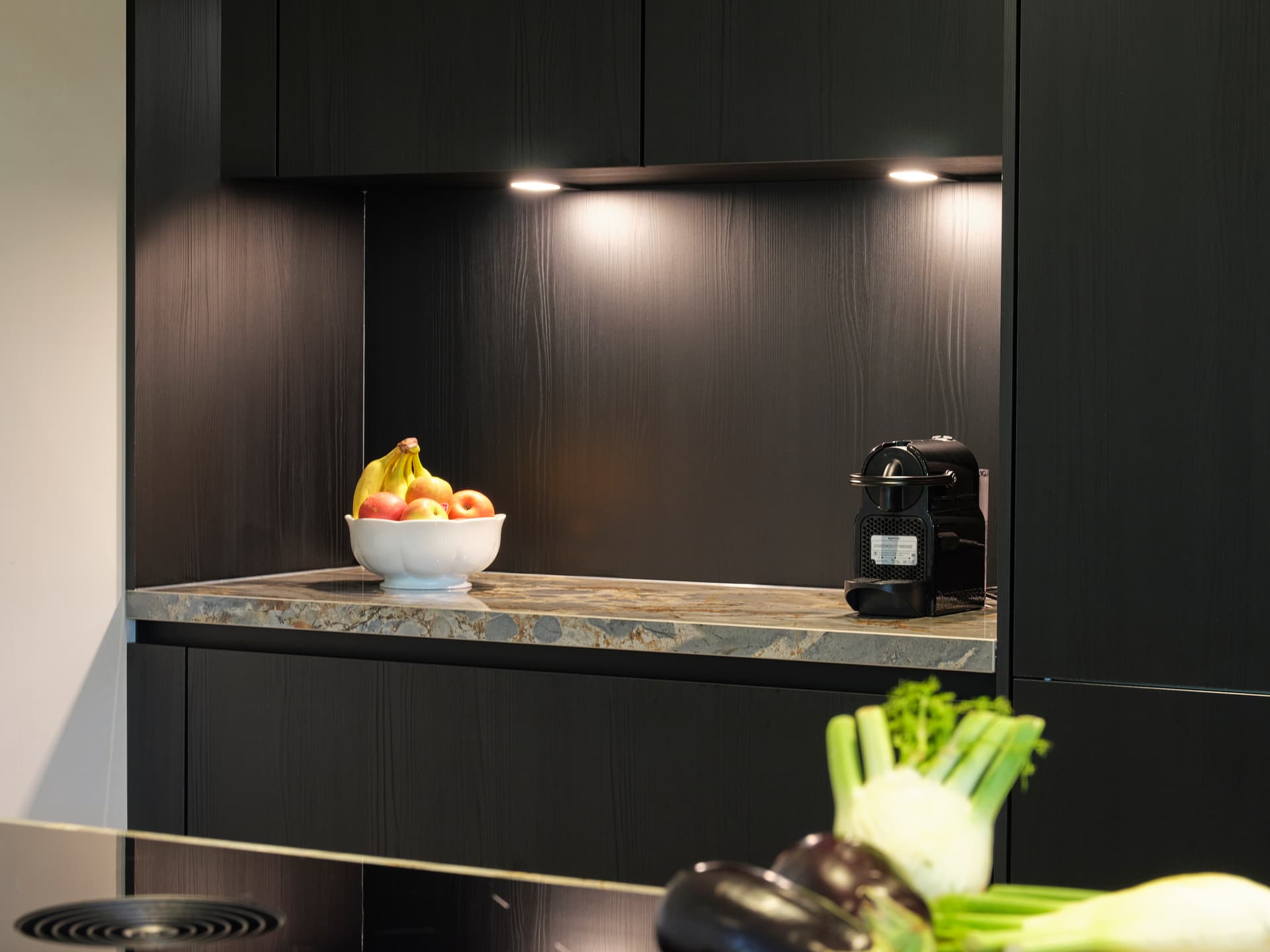 Binnenkijker Tulp Fam Arbaz Heusden Zolder 4018.jpg Donker houte keuken met een beige en grijs marmer werkblad