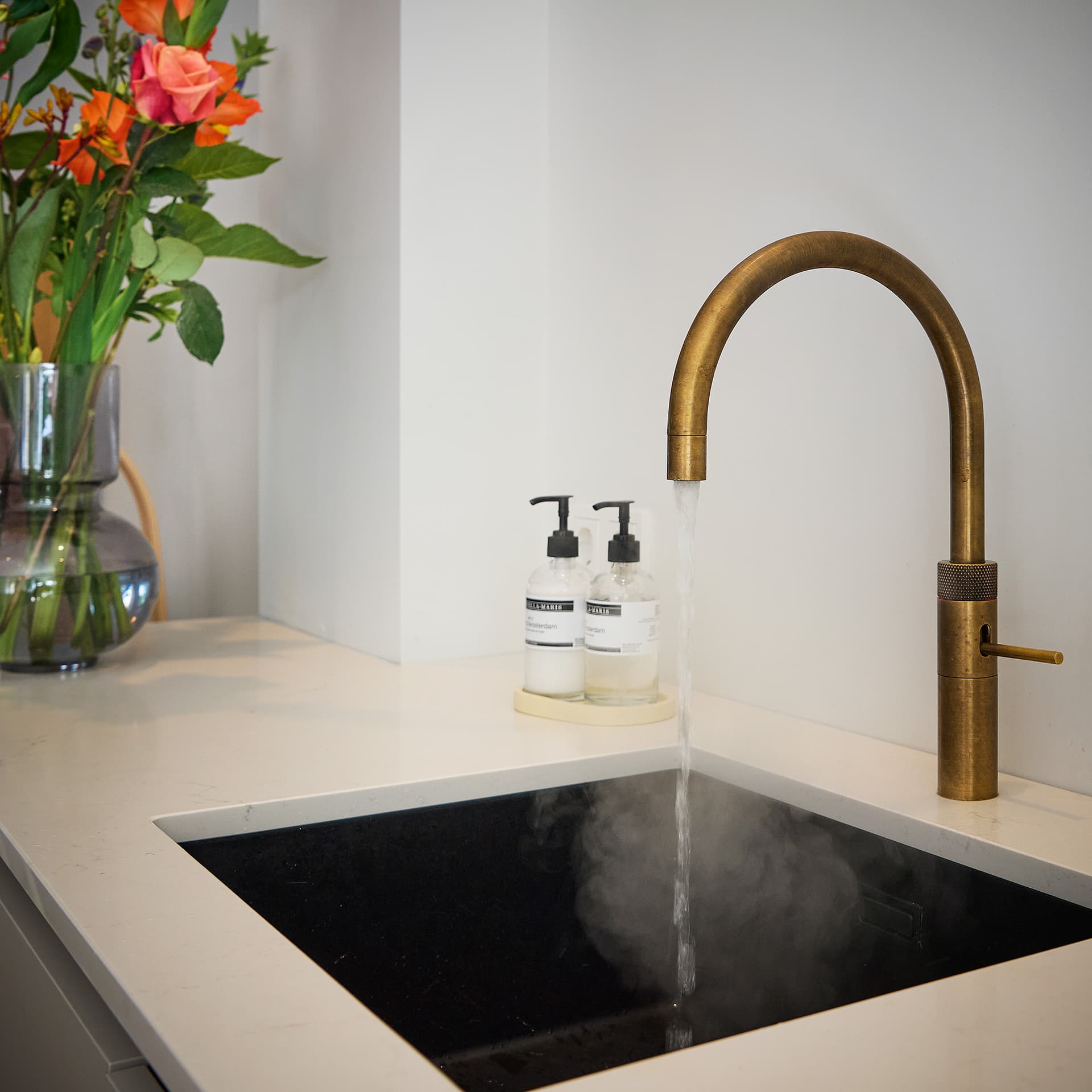 Binnenkijker-Tulp-Glenn-Schuurman-Amsterdam-12.jpg Quooker messing patina