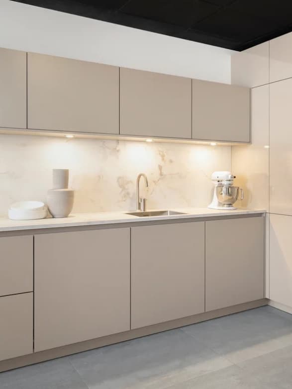 Hoogglans 3.jpg Beige greeplozen hoekkeuken met beige marmer werkblad en keukenwand